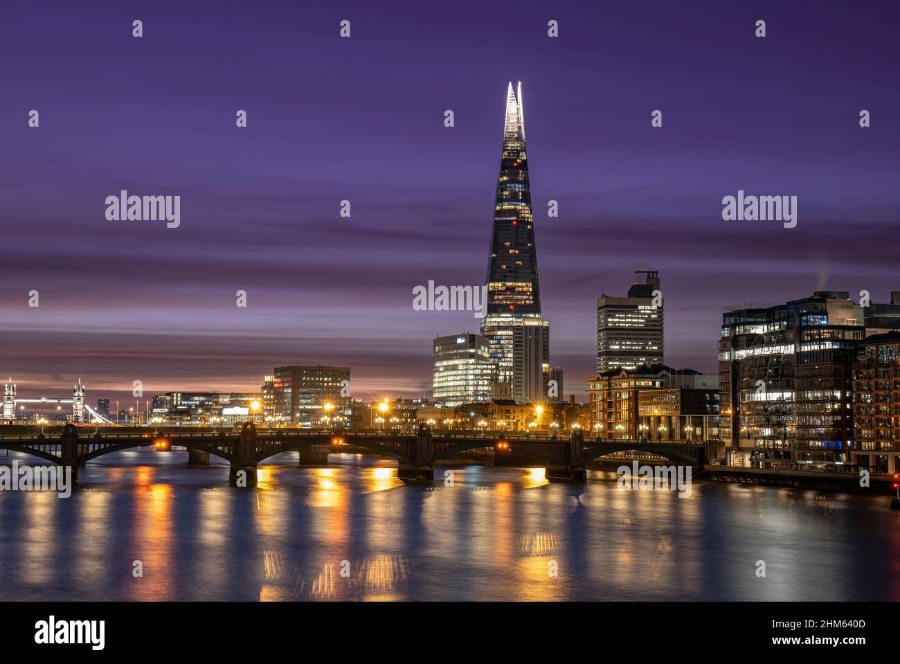 Londra e il Tamigi illuminano la mattina presto la mattina fredda di gennaio Foto Stock