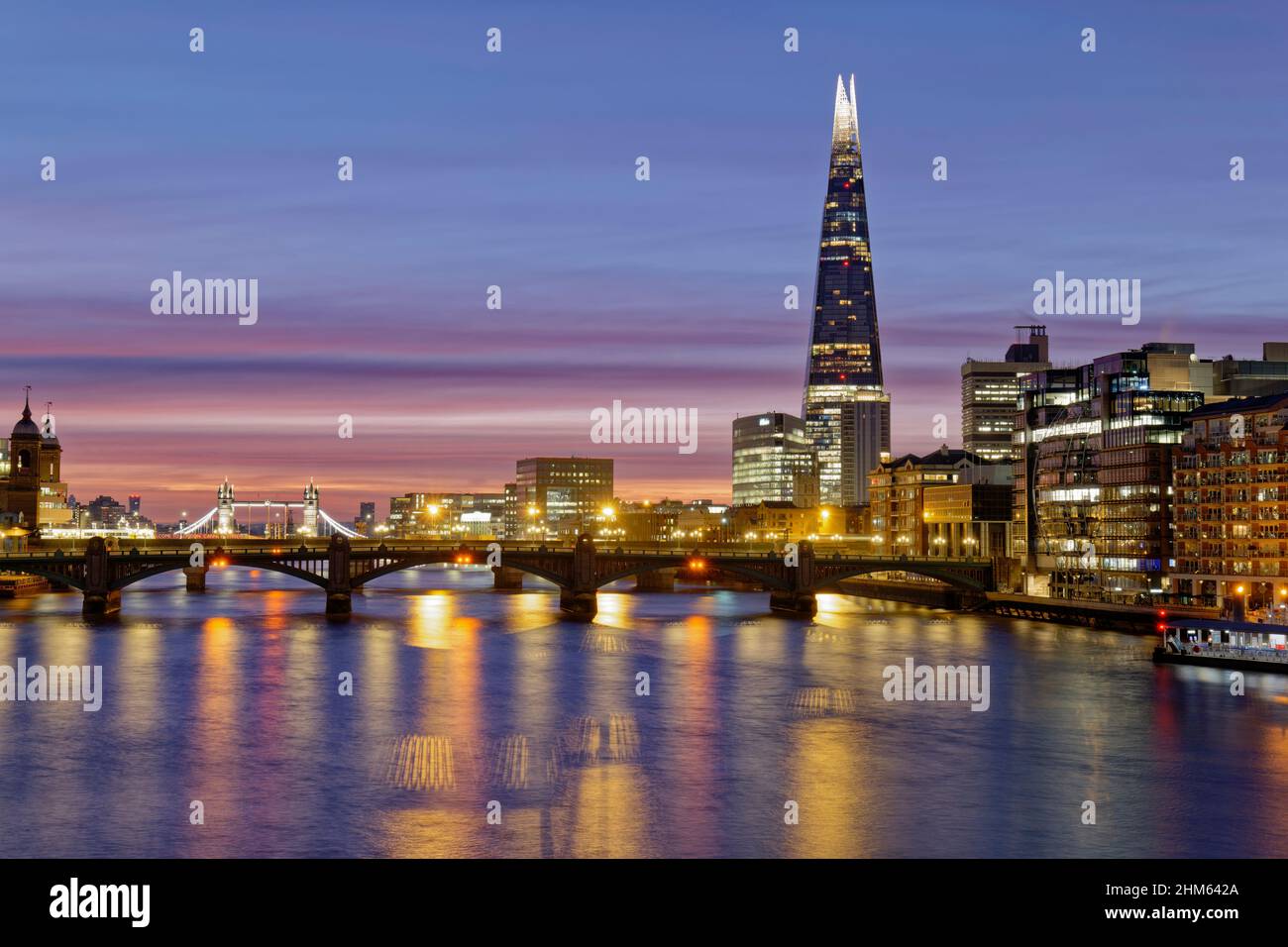 Londra e il Tamigi illuminano la mattina presto la mattina fredda di gennaio Foto Stock