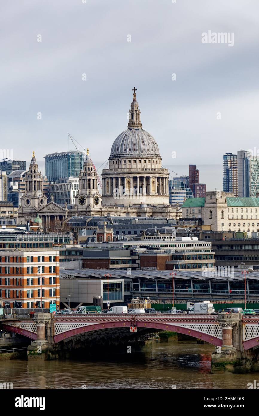 La Cattedrale di St Paul di Londra torreggia sopra gli orribili edifici moderni che la circondano Foto Stock