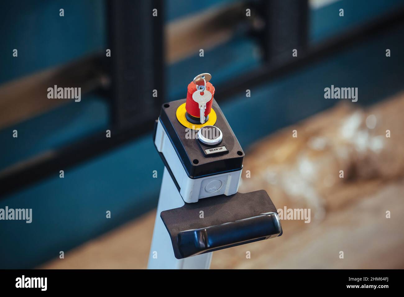 Interruttore a chiave e pulsante di avviamento dei macchinari industriali, primo piano. Foto Stock