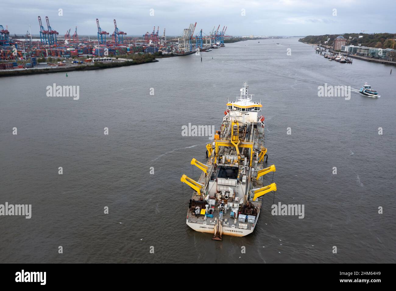 Tramoggia di aspirazione trainata James Cook nel porto di Amburgo. I sedimenti depositati sul fondo del fondo del fiume Elba devono essere rimossi regolarmente Foto Stock