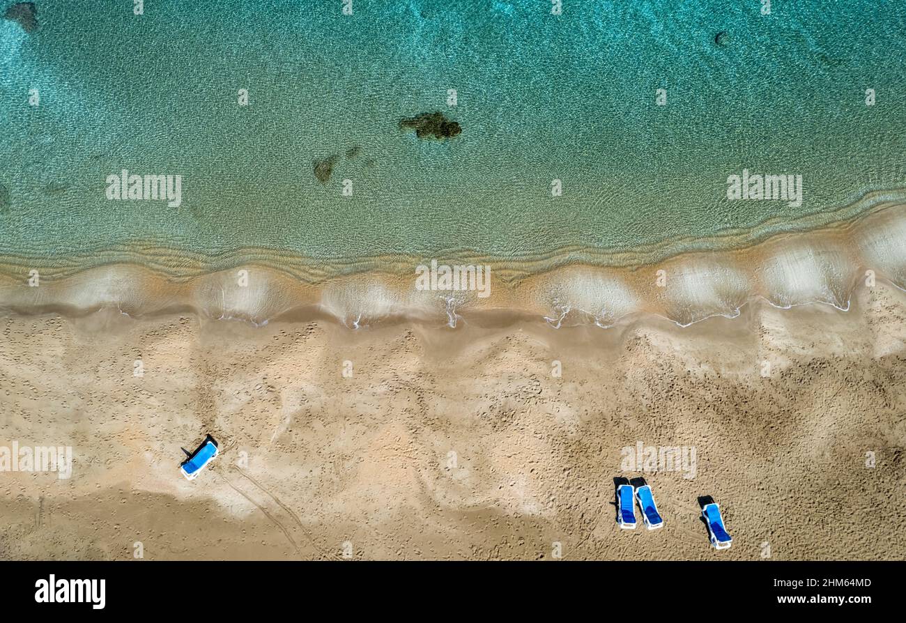 Vista aerea dal drone volante di sabbia bianca vuota sabbia dorata in inverno. Foto Stock