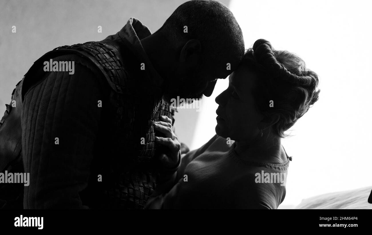 La tragedia di Macbeth (2021) diretta da Joel Coen e con Denzel Washington, Frances McDormand e Alex Hassell. L'adattamento su grande schermo del gioco di William Shakespeare su un signore scozzese diventa convinto da un trio di streghe che diventerà il prossimo Re di Scozia. Foto Stock