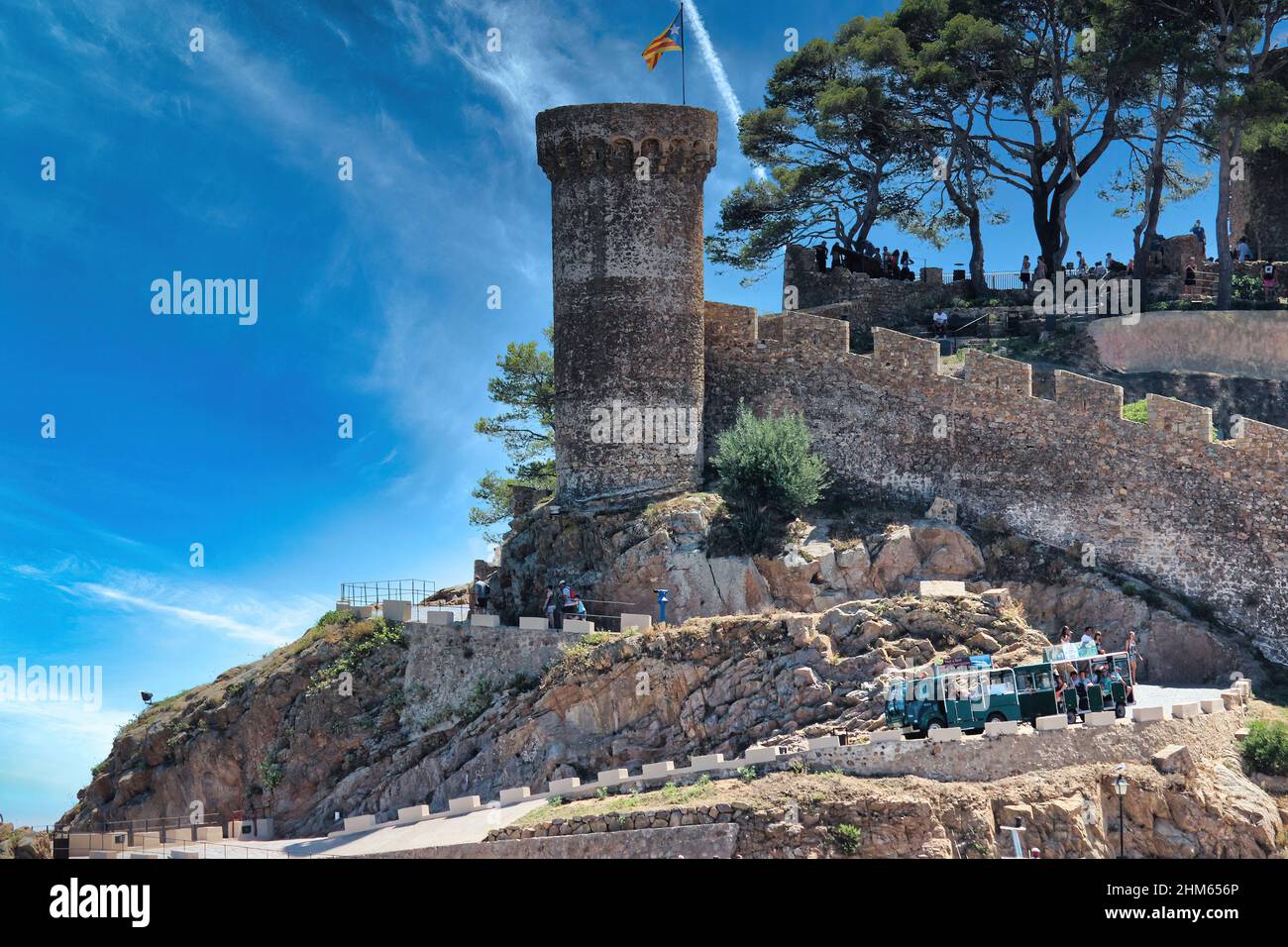 Tossa de Mar è un piccolo borgo medievale che sorge su un promontorio che domina il mare sulla Costa Brava in provincia di Girona Foto Stock