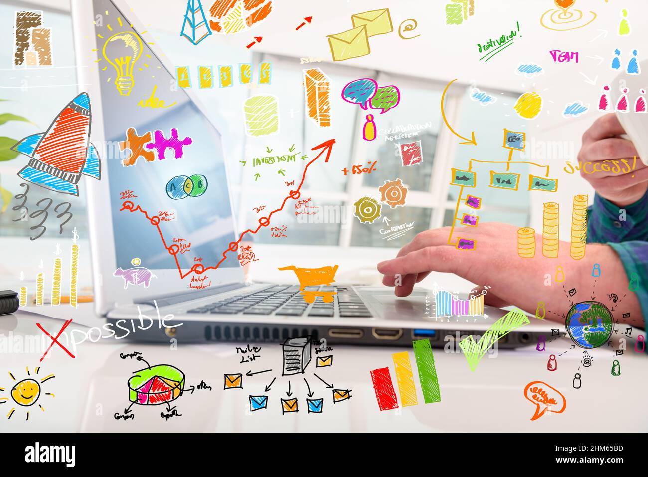 L'uomo d'affari in ufficio lavora con il laptop su nuovi progetti Foto Stock