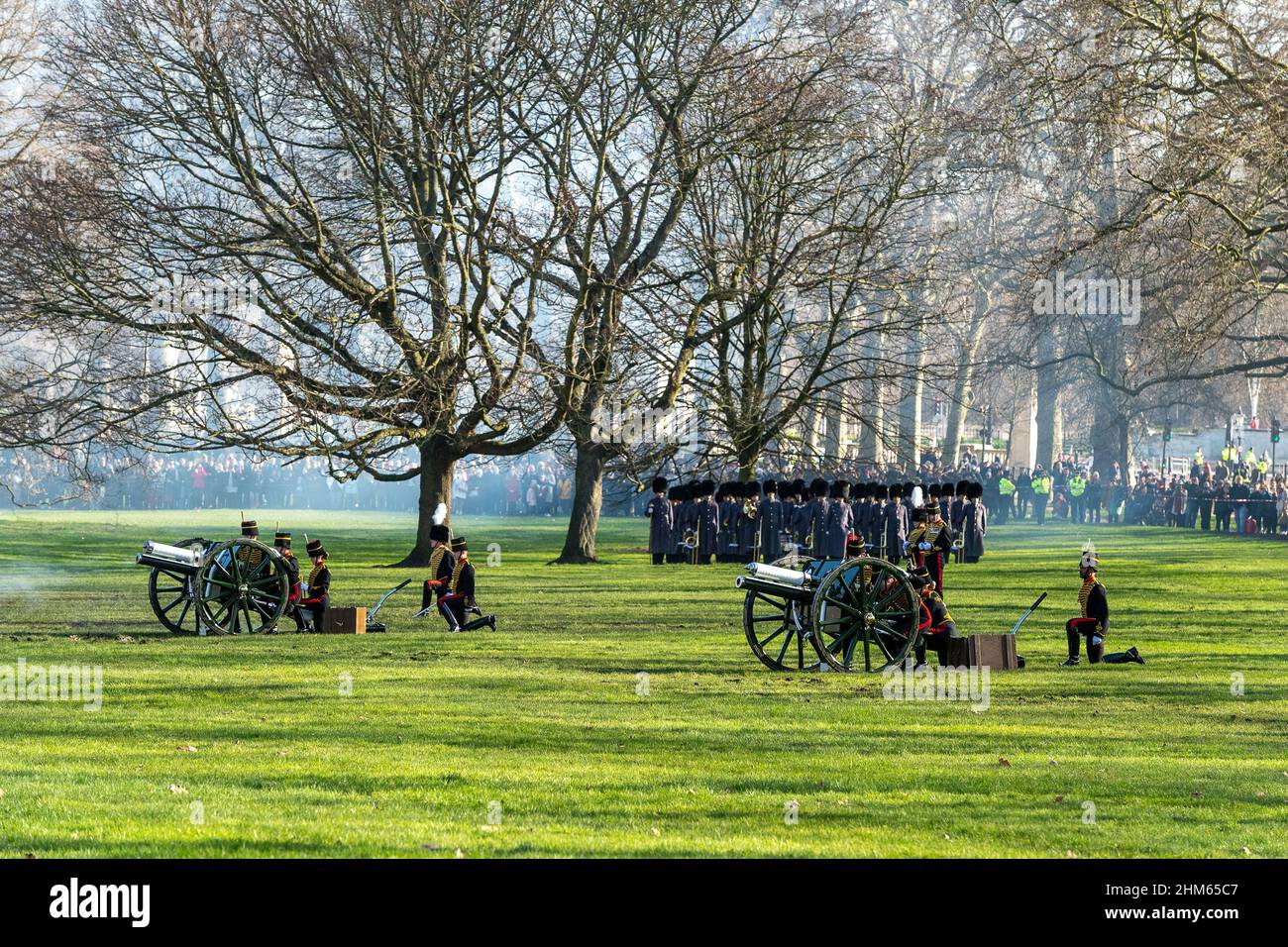 07 febbraio 2022. Londra, Regno Unito. La truppa del re Royal House Artillery spara un 41 gun saluta a Green Park per segnare 70 anni da HM l'adesione della Regina al Trono. La regina entrò al trono alla morte del padre re Giorgio VI il 6 febbraio 1952. Foto di Ray Tang Foto Stock