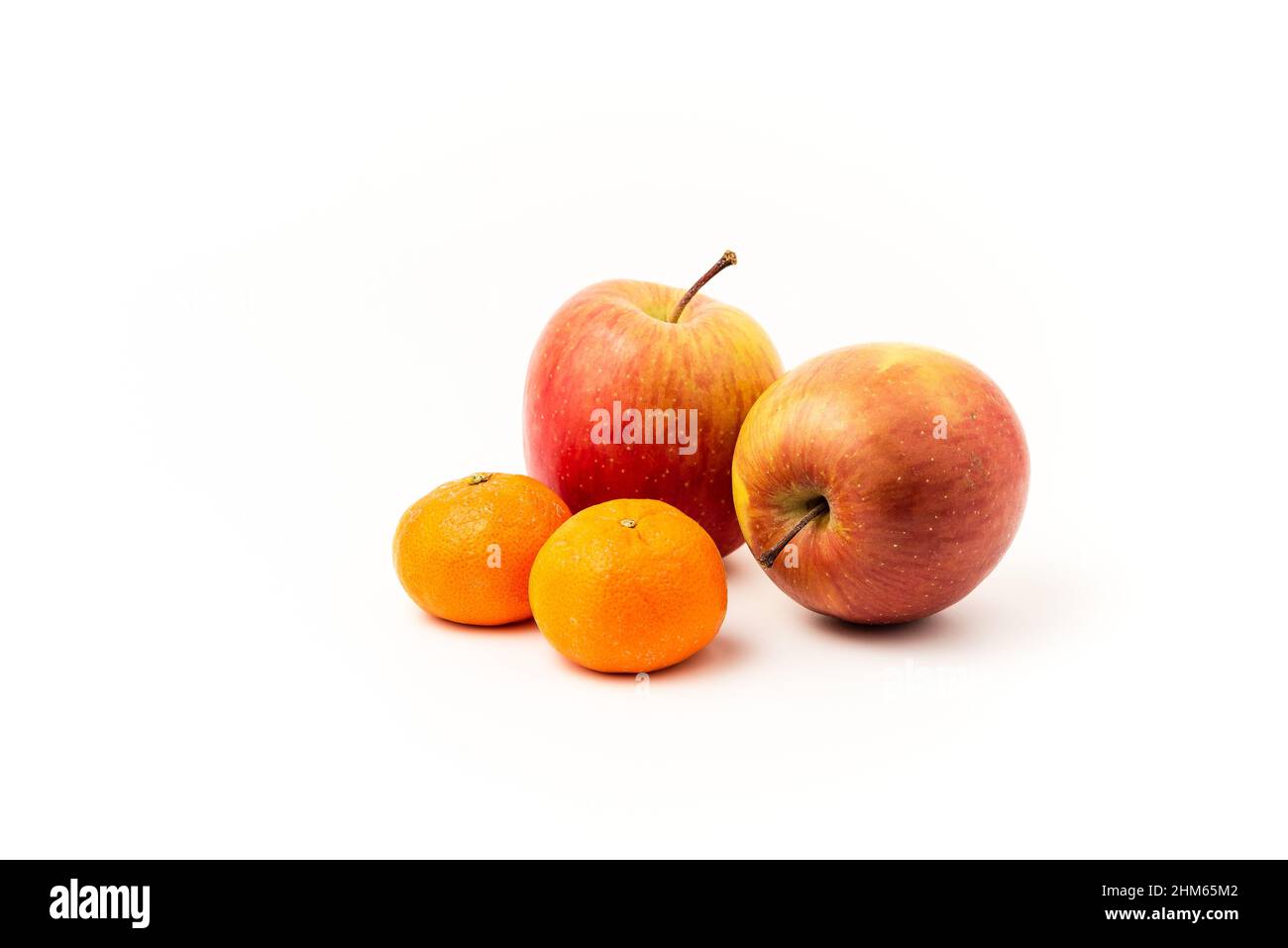 Mela fresca e arancione su sfondo bianco pulito Foto Stock