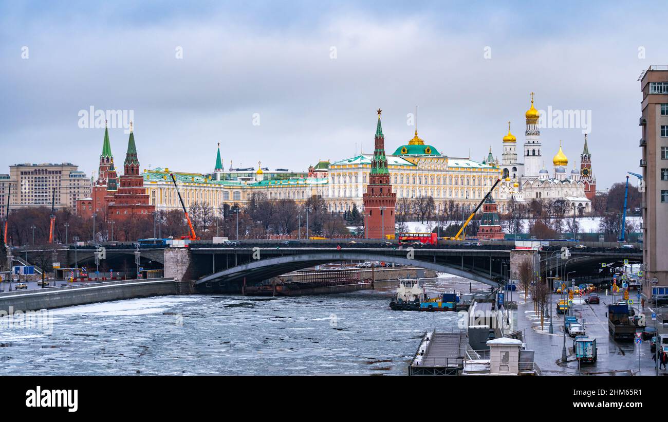 Mosca, Russia - 17 dicembre 2020: Vista del Cremlino e del Ponte Bolshoy Kamenny durante la ricostruzione Foto Stock