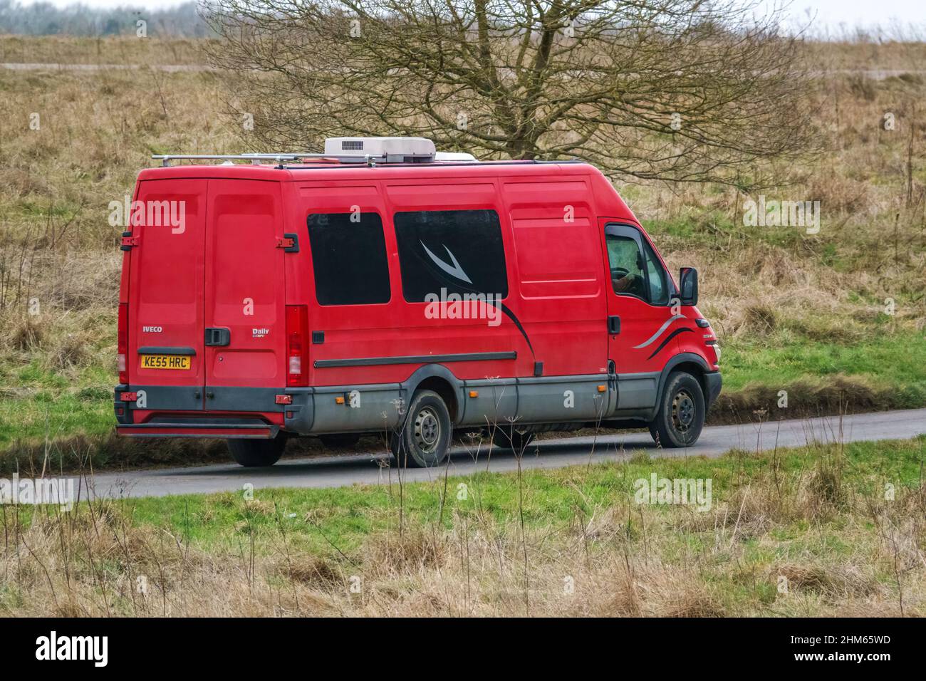 Un furgone rosso HPI a passo lungo Iveco Daily 355 2,3 che guida lungo una strada di campagna Foto Stock