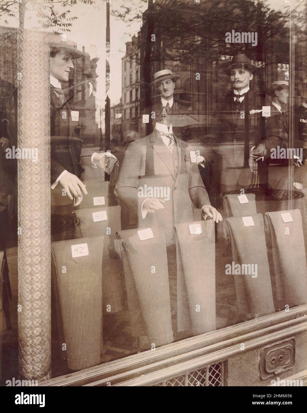 Eugène Atget - una finestra a Magasin, Avenue des Gobelins 1925, foto iconica Foto Stock