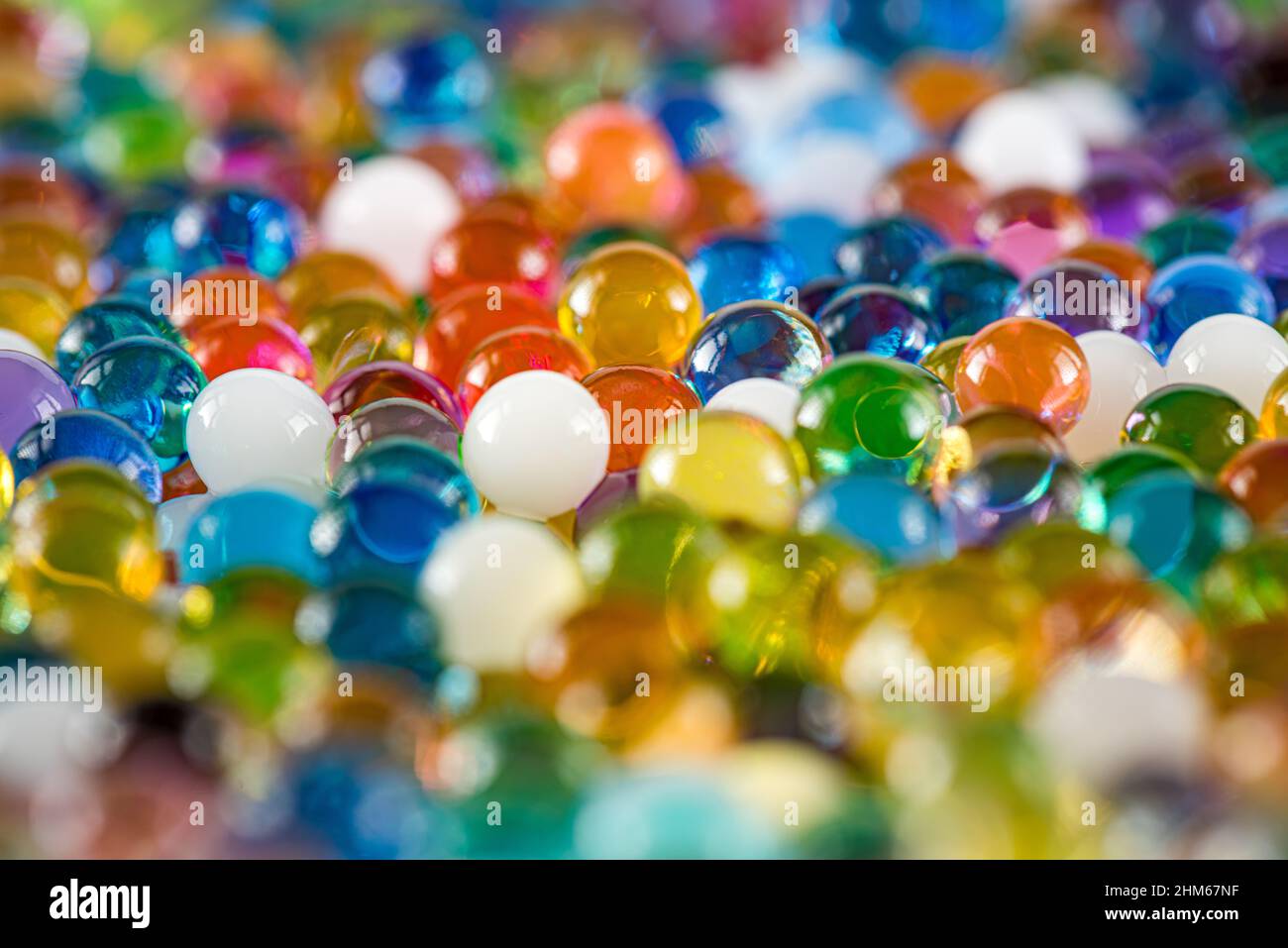 Primo piano delle perle d'acqua, sfondo astratto. Texture di palle di idrogel o molti orbeez colorati per carta da parati. Foto Stock