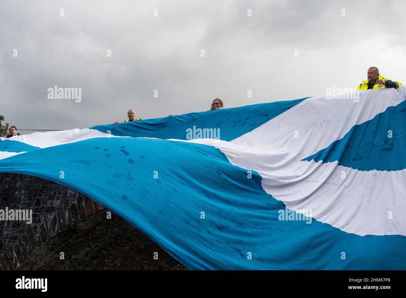 I sostenitori del convoglio scozzese della libertà sollevano il salario sul ponte a St Marys Loch, Scottish Borders Foto Stock