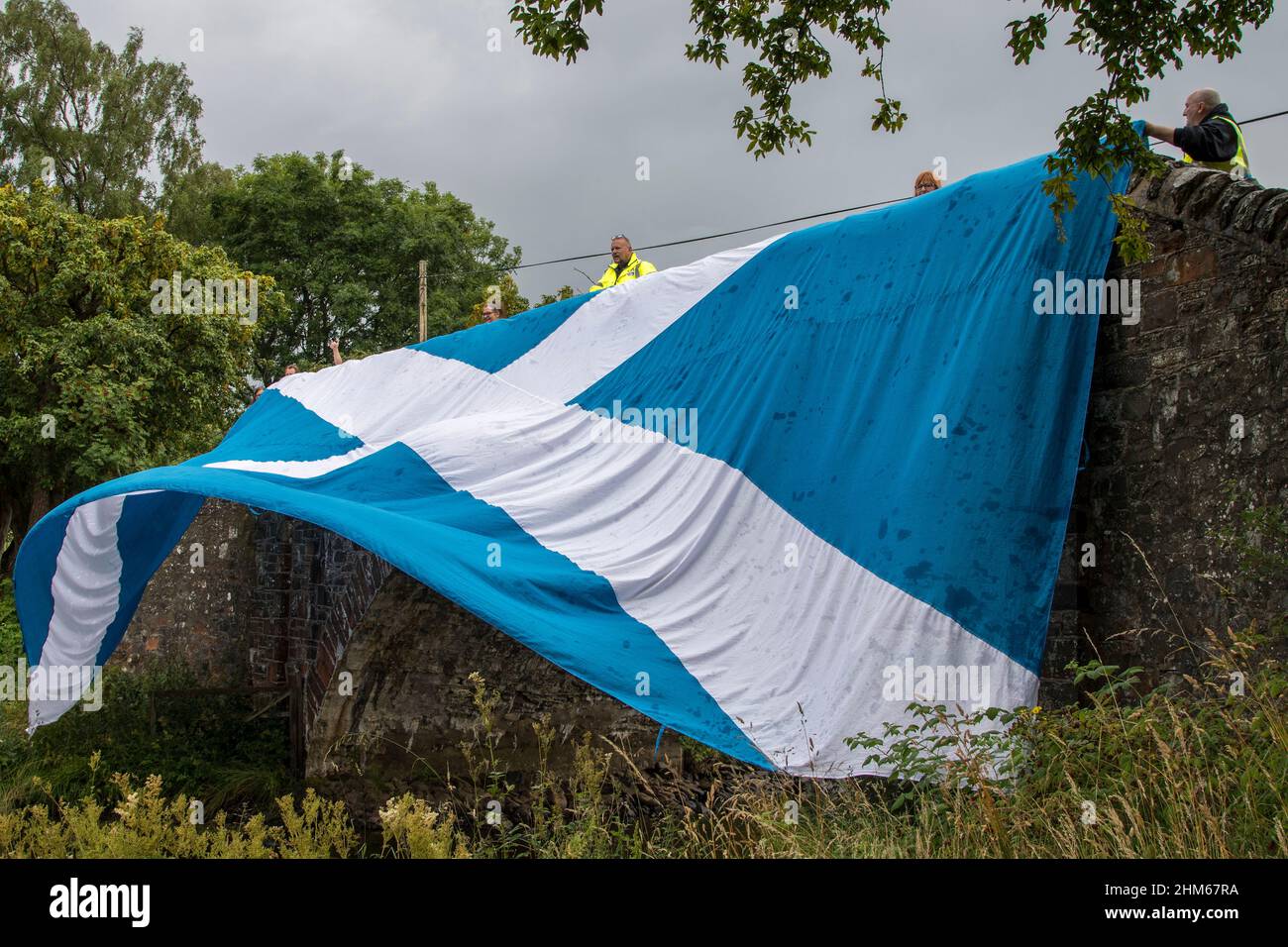 I sostenitori del convoglio scozzese della libertà sollevano il salario sul ponte a St Marys Loch, Scottish Borders Foto Stock
