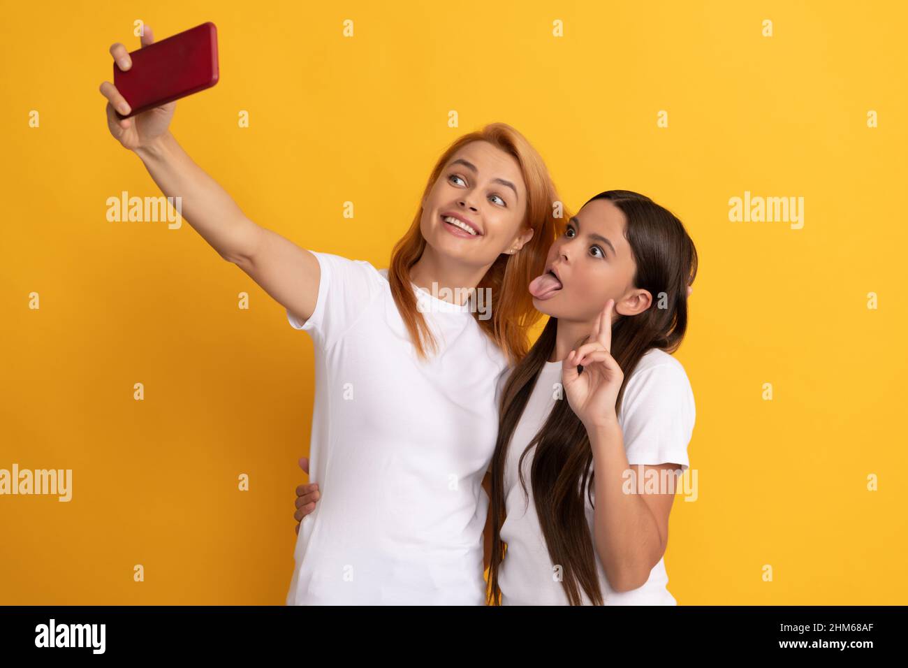 felice mamma cool e bambino facendo selfie al telefono, creatore di contenuti Foto Stock