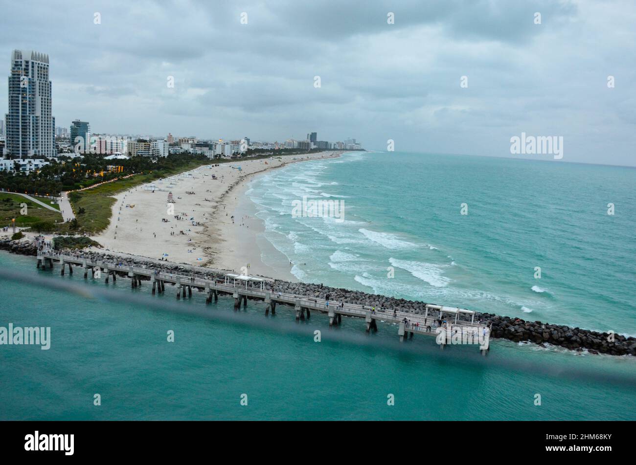Vista del Molo di South Pointe Park, degli hotel, dei condomini e dei ristoranti sulla South Pointe Beach al Porto di Miami. Miami Beach, Florida, Stati Uniti. Gennaio 2022. Foto Stock
