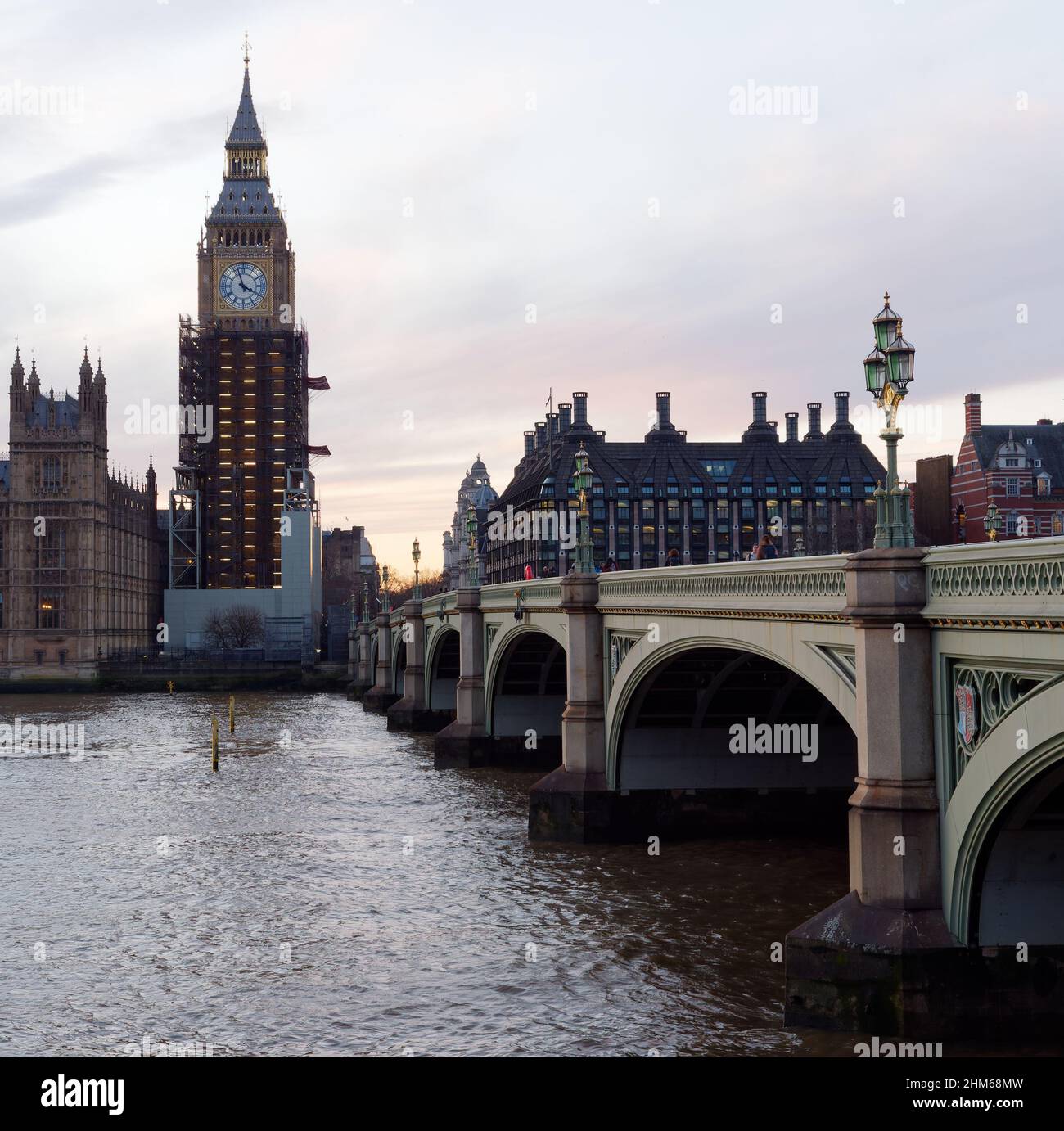 Case del Parlamento con la Torre Elisabetta restaurata che ospita il Big ben al tramonto. Westminster Bridge, Londra. Foto Stock