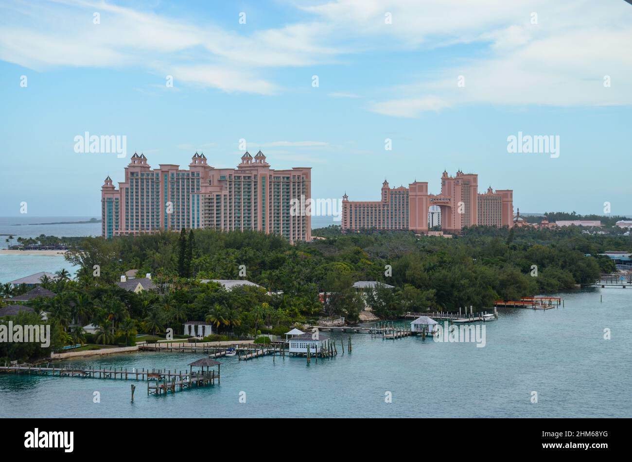 Vista dell'Atlantis Paradise Island nelle Bahamas da lontano nel Mar dei Caraibi. Paradise Island, le Bahamas. Gennaio 2022. Foto Stock