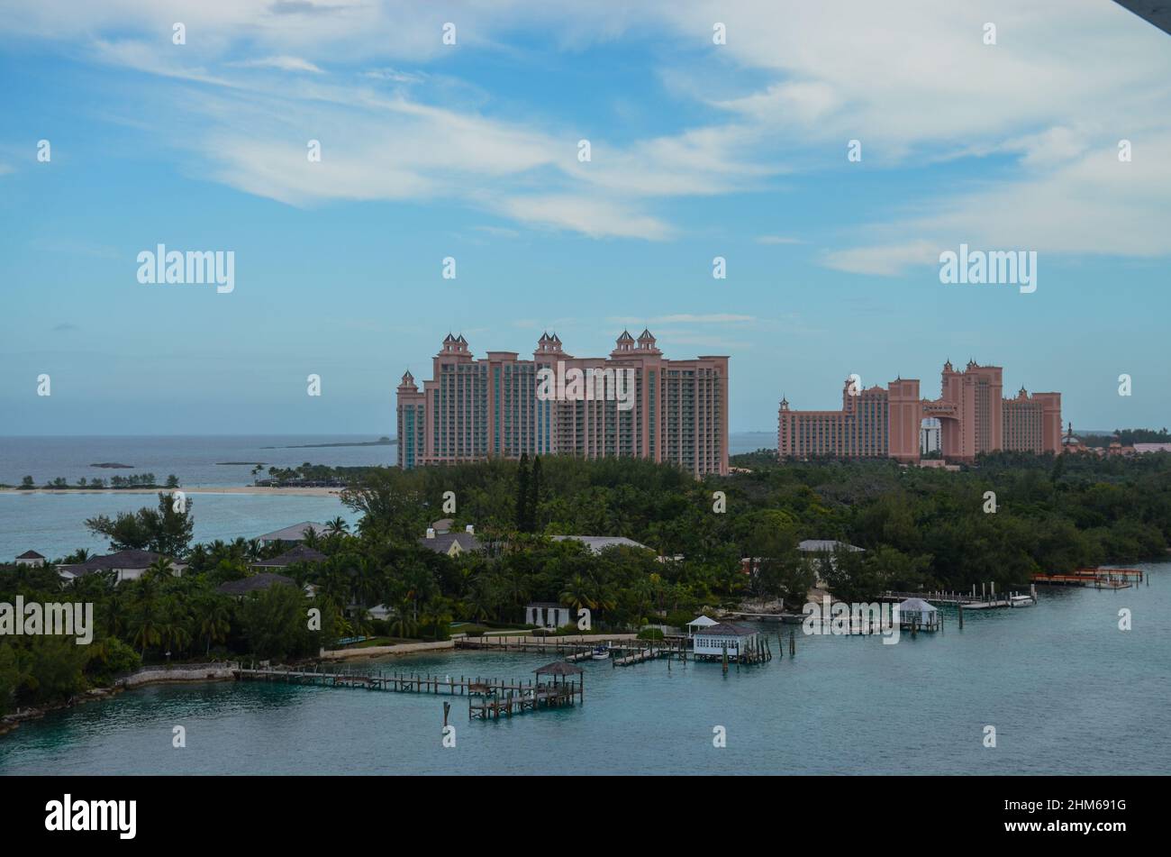 Vista dell'Atlantis Paradise Island nelle Bahamas da lontano nel Mar dei Caraibi. Paradise Island, le Bahamas. Gennaio 2022. Foto Stock