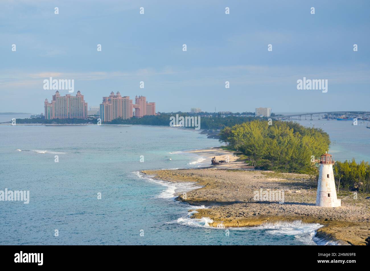 Vista dell'Atlantis Paradise Island nelle Bahamas da lontano nel Mar dei Caraibi. Paradise Island, le Bahamas. Gennaio 2022. Foto Stock