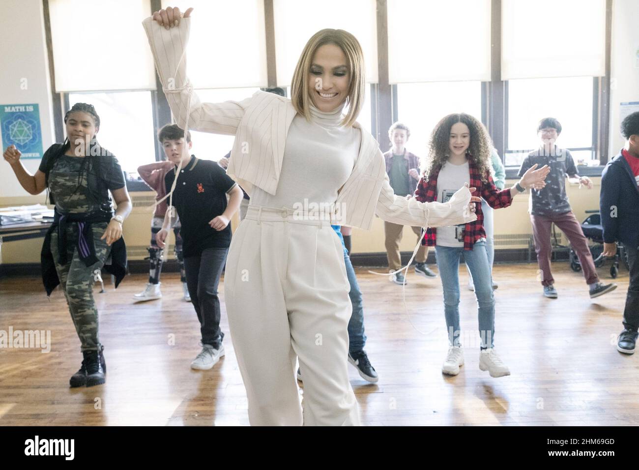 MARRY ME, Jennifer Lopez (fronte), Chloe Coleman (destra del centro), 2022. tel: Barry Wetcher /© Universal Pictures / courtesy Everett Collection Foto Stock