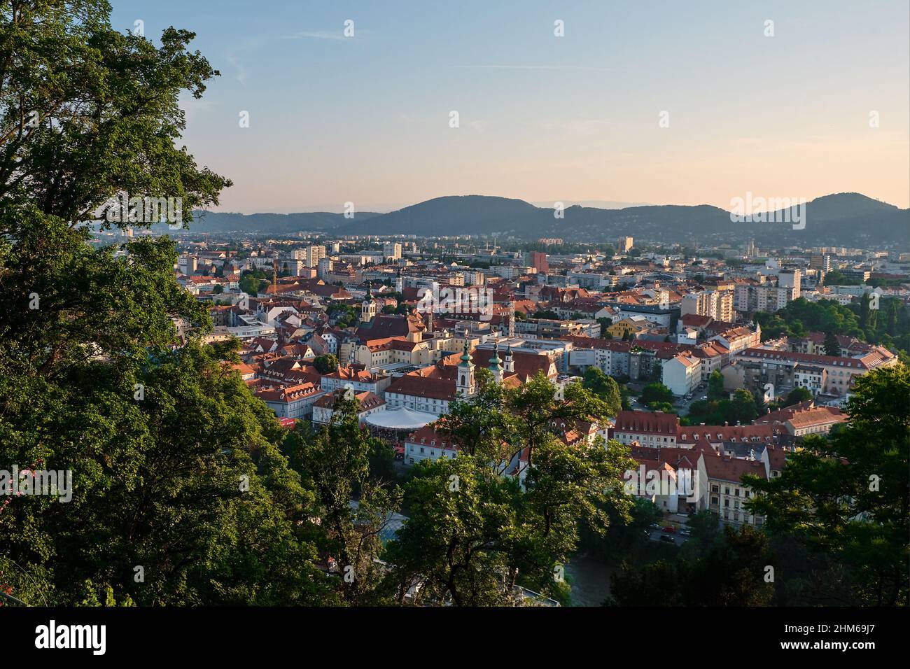 Vista sulla città di Graz dallo Schlossberg al tramonto Foto Stock