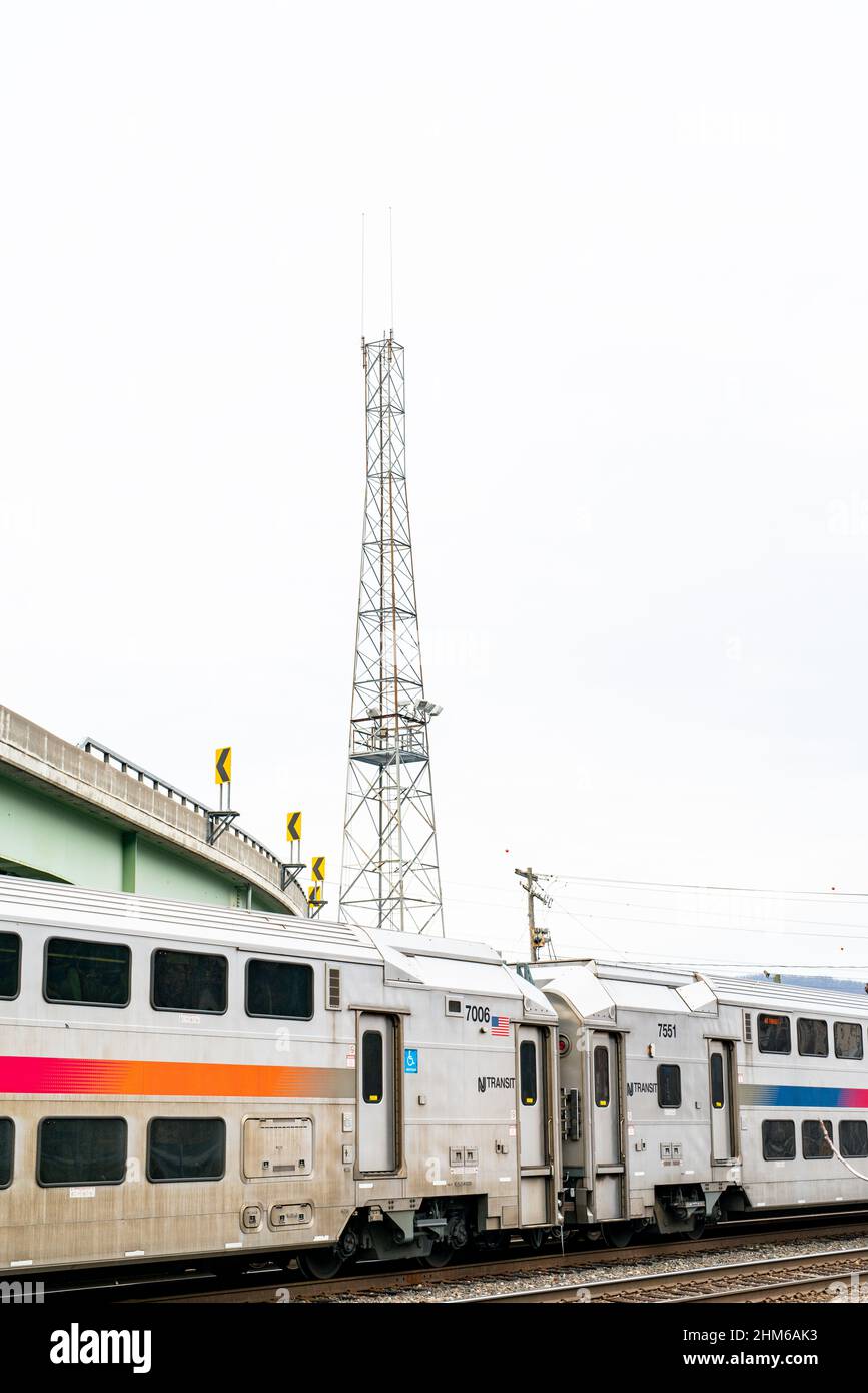 I treni NJ Transit si trovano sul binario Foto Stock