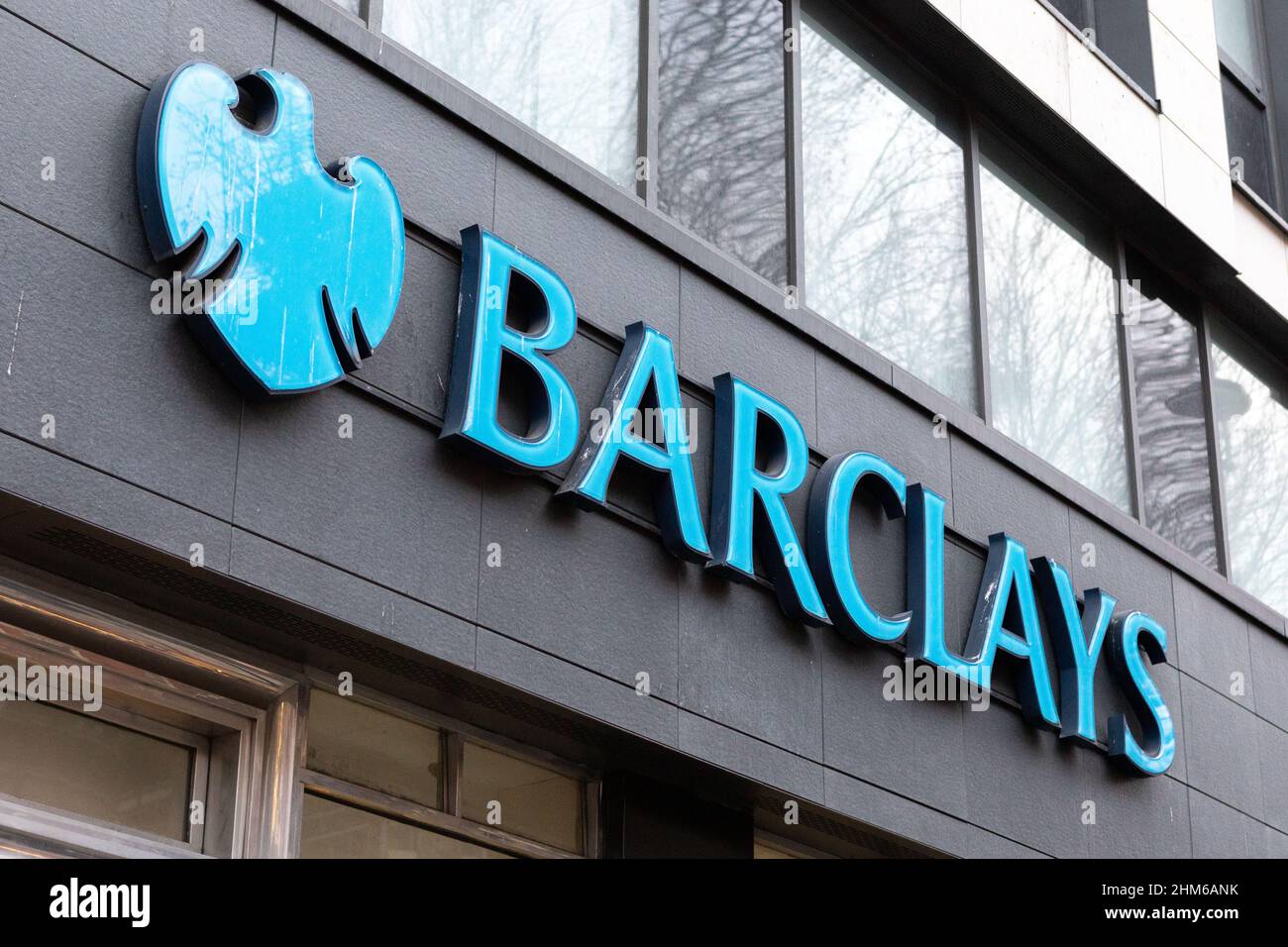 Logo Barclays Bank presso la sede di Leicester Square. Foto Stock