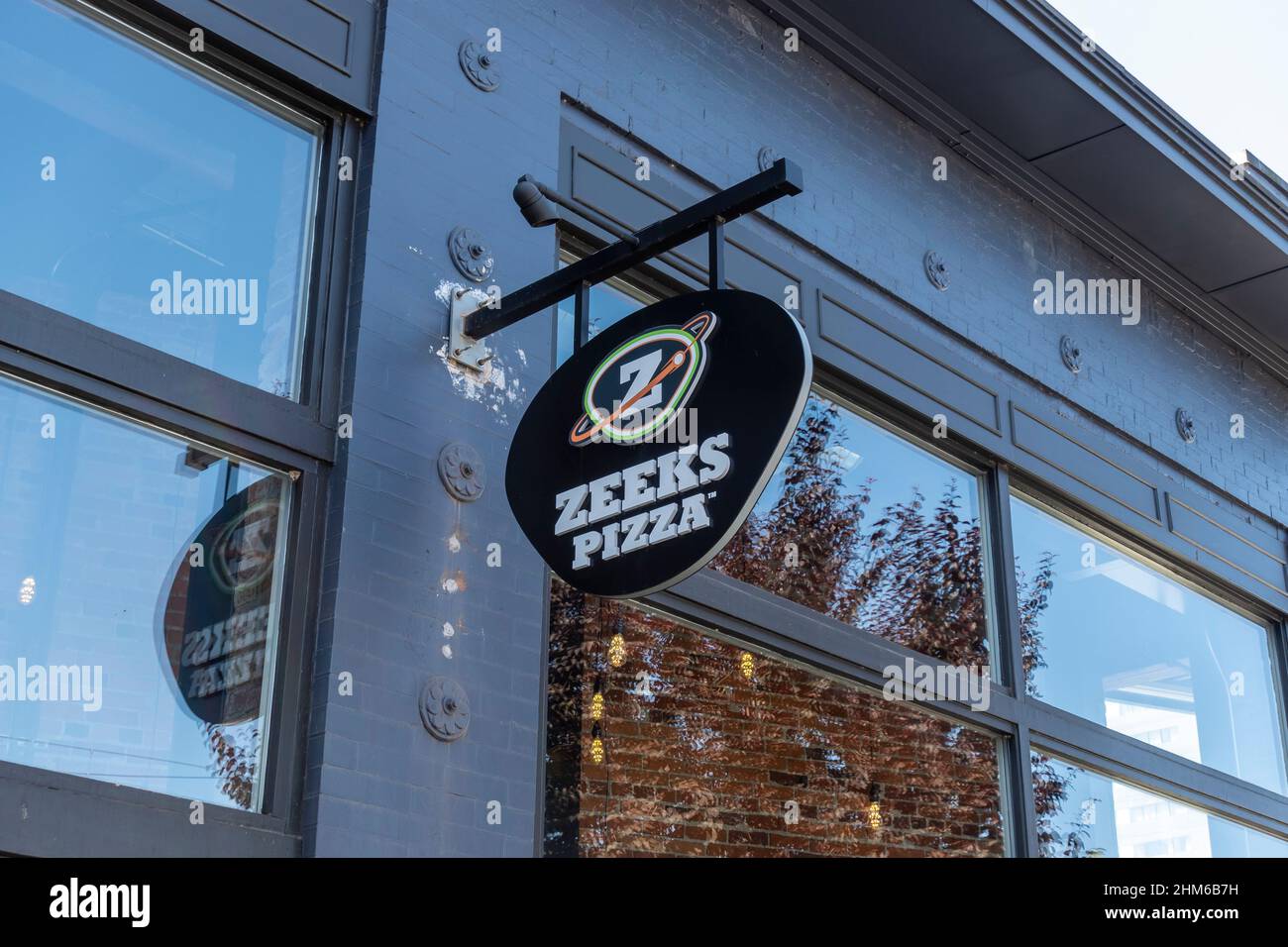 Tacoma, WA USA - circa Agosto 2021: Vista ad angolo basso di un cartello Zeek's Pizza nella zona del centro in una giornata di sole. Foto Stock