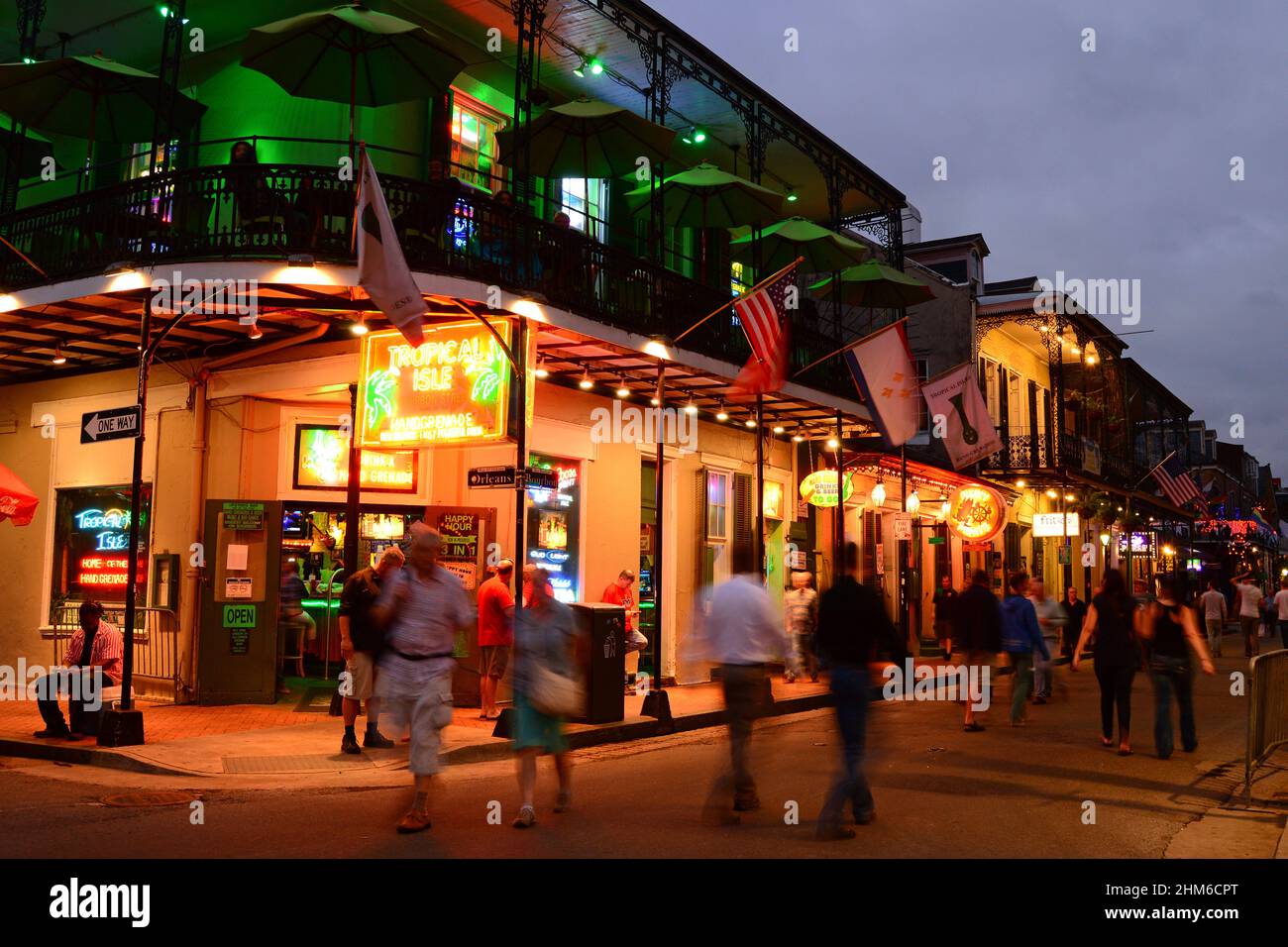 Bourbon Street, New Orleans, prende vita quando il crepuscolo si assesta Foto Stock