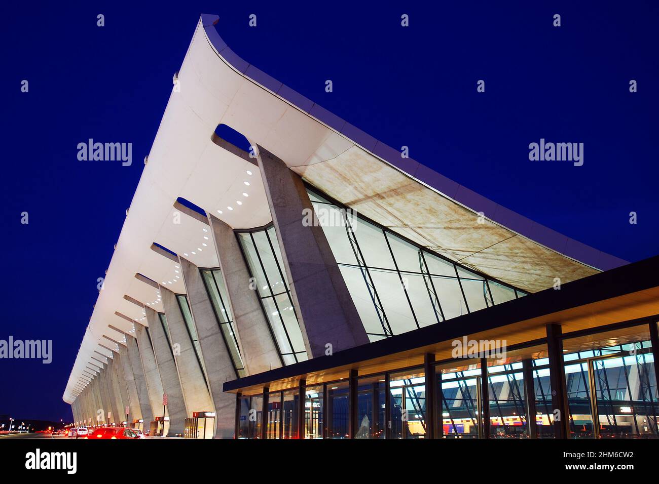 Il design imponente del principale edificio del terminal di Eero Saarinen all'Aeroporto Internazionale di Dulles Foto Stock