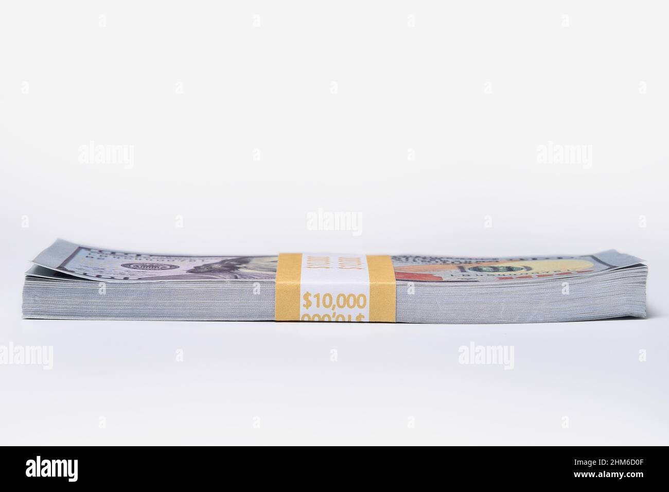 Stack di $ 10.000, diecimila dollari, isolato su uno sfondo bianco Foto Stock