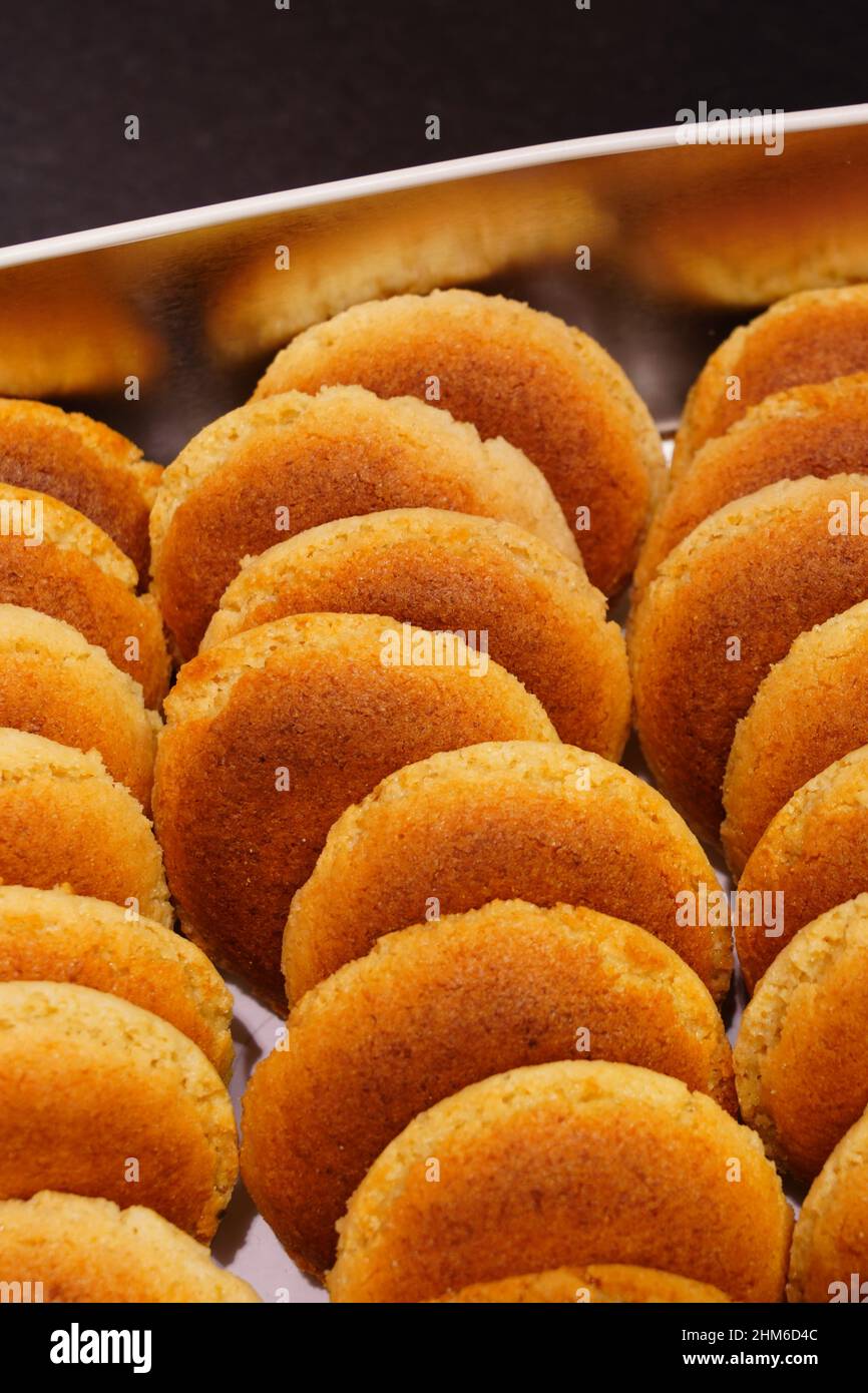 Biscotti tradizionali di macaron di mandorle singole, un dolce tradizionale nei Paesi Baschi, Francia Foto Stock