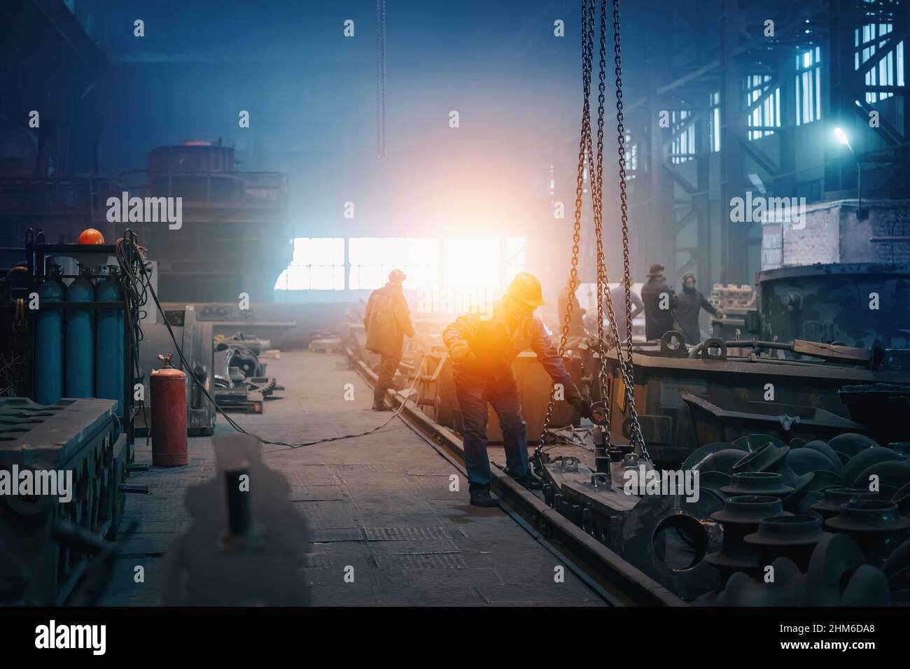 Lavoratori interni di fabbriche di metallurgia industriale. Lavorazione dei metalli. Foto Stock