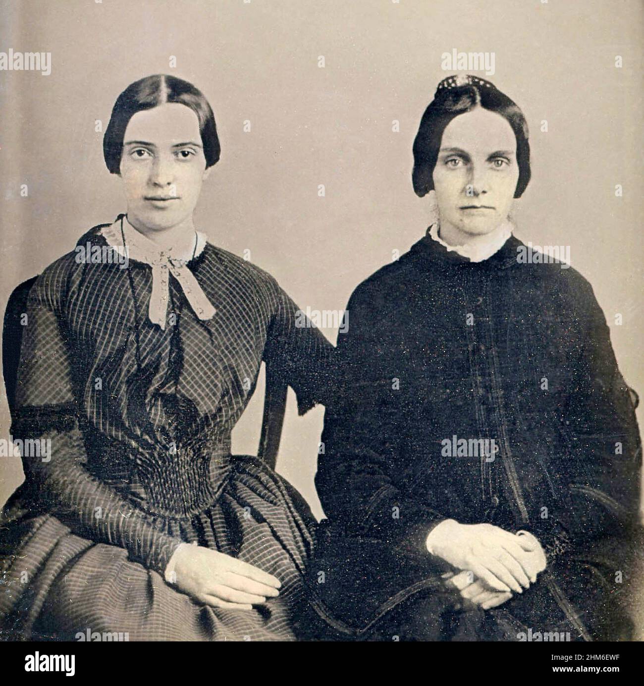 Lo scrittore americano Emily Dickinson con la sua amica Kate Scott Turner. Le identità delle due donne, tuttavia, non sono state autenticate. Foto Stock