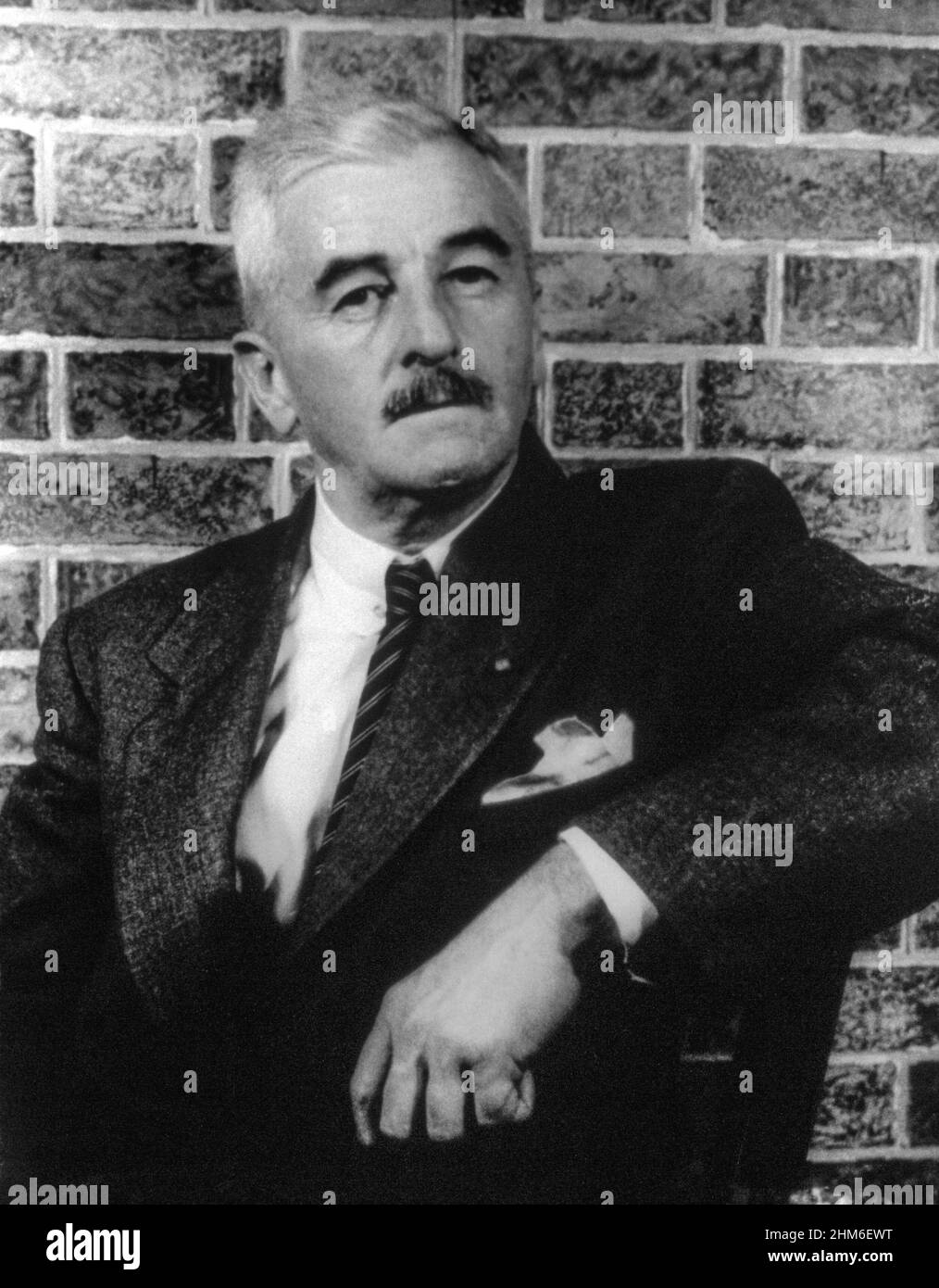 Lo scrittore americano William Faulkner, autore del suono e della Fury, nel 1954 di 57 anni. Foto Stock