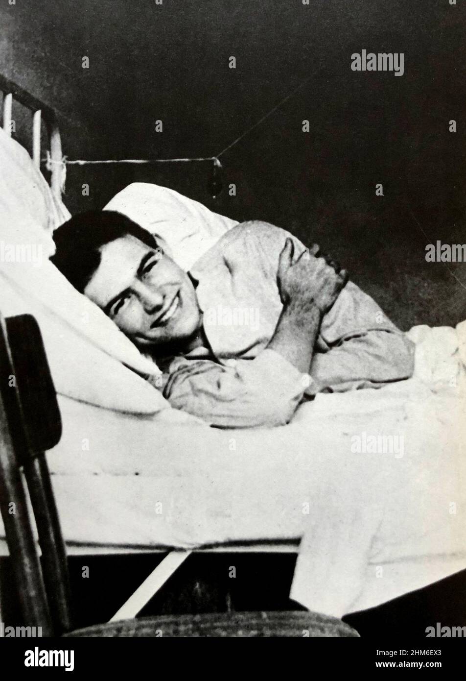 Lo scrittore americano Ernest Hemingway, autore di cui la campana e il Vecchio e il Mare, in un ospedale della Croce Rossa di 19 anni. Foto Stock