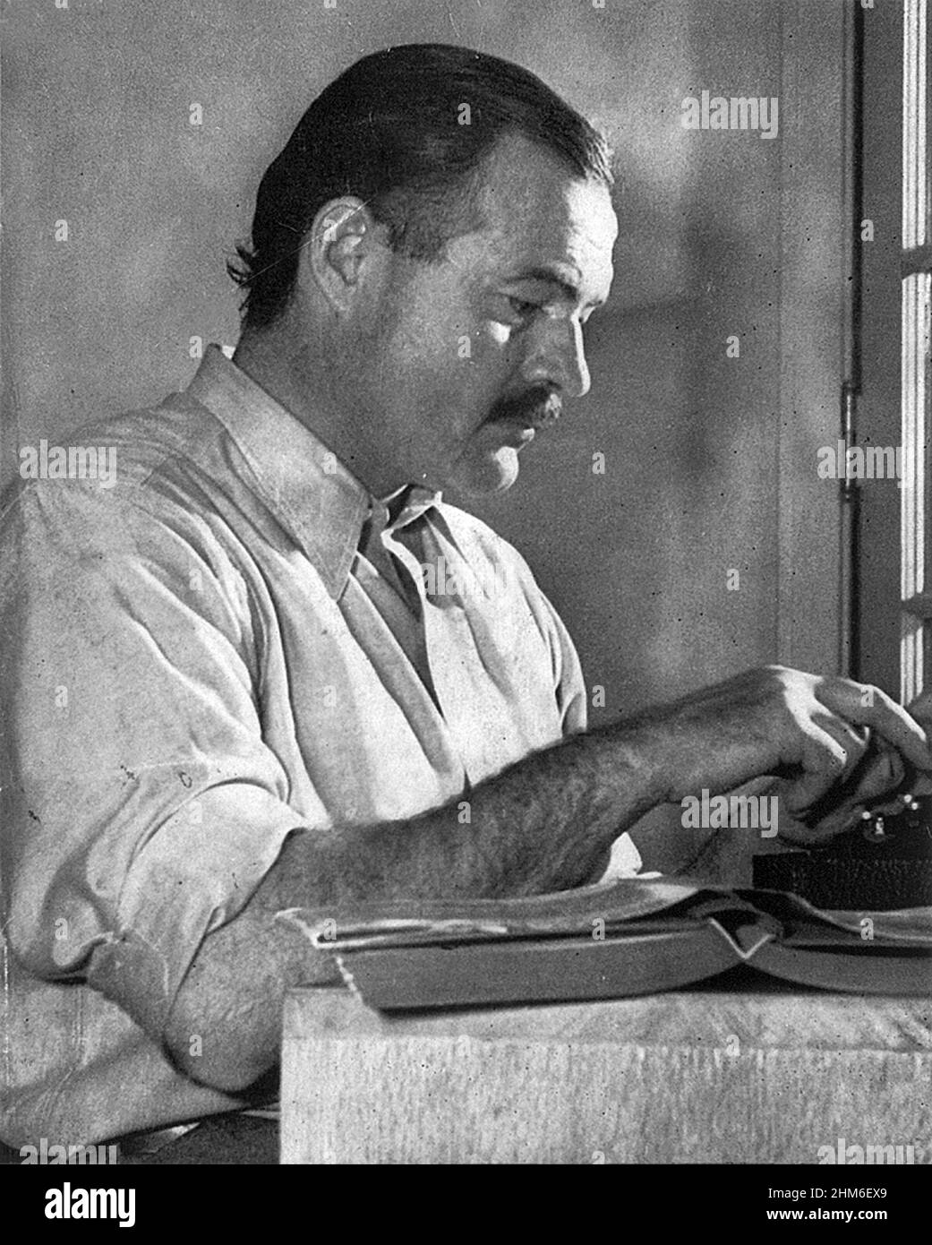 Lo scrittore americano Ernest Hemingway, autore di cui la Bell tolls e l'Old Man and the Sea, lavorando al suo libro per il quale la Bell tolls al Sun Valley Lodge, Idaho, nel dicembre 1939, di 40 anni. Foto Stock