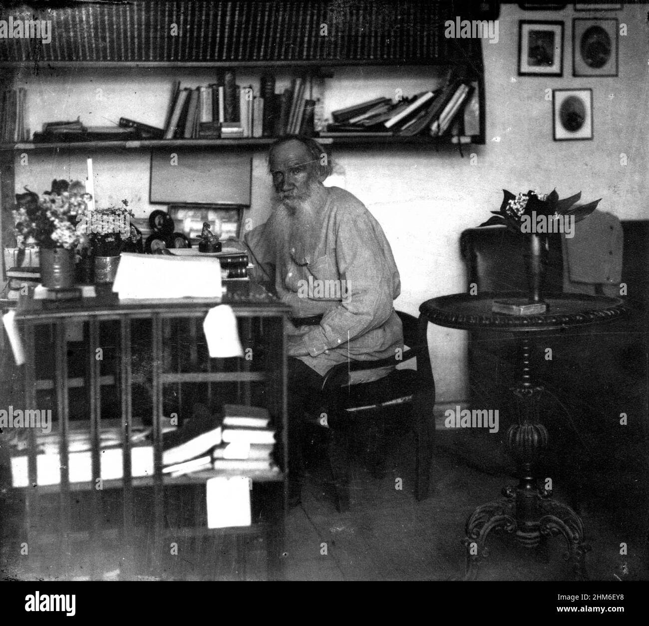 Tolstoy nel suo studio nel 1908, quando aveva 80 anni. Foto Stock