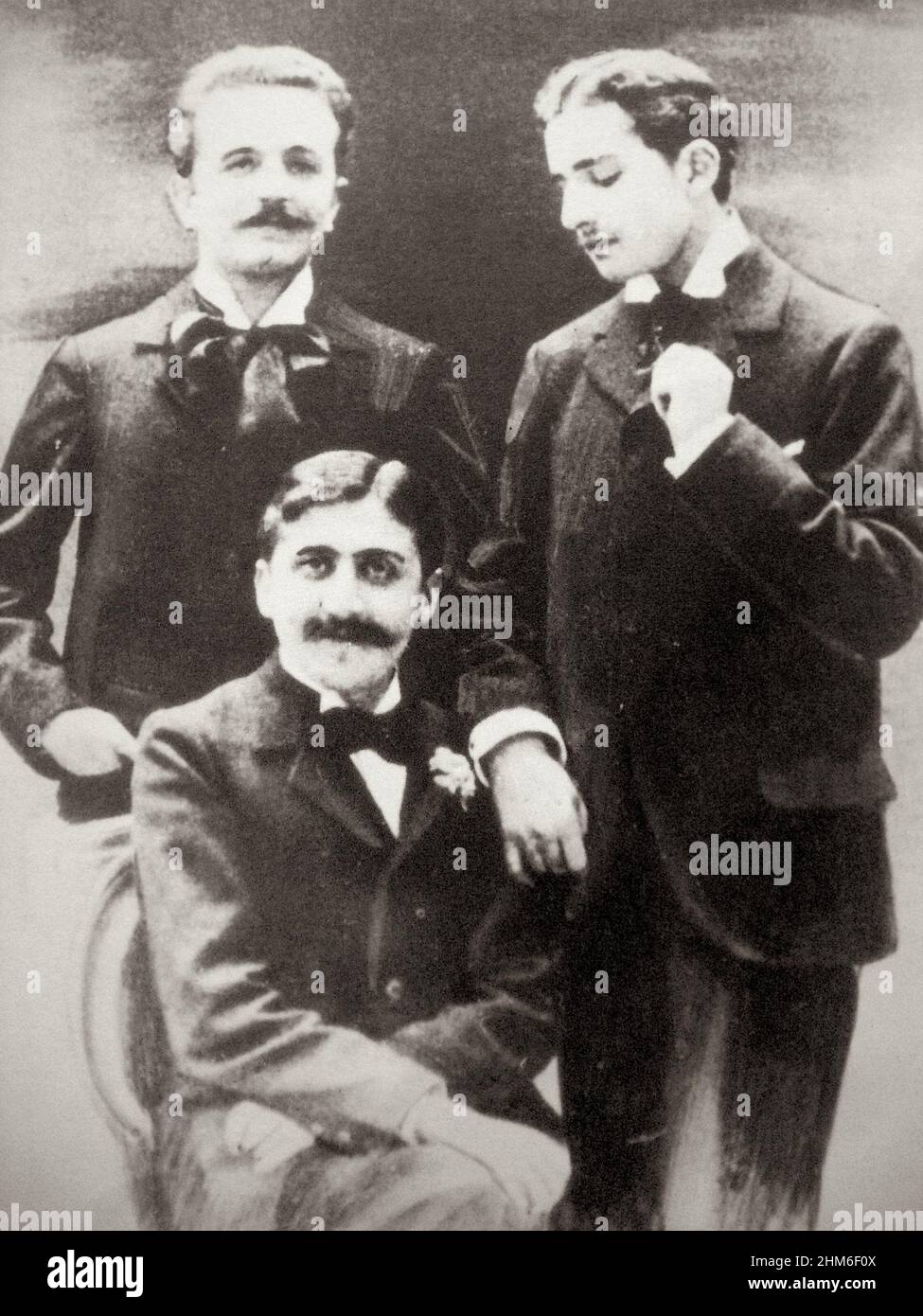 Una foto dello scrittore francese Marcel Proust, autore di in Search of Lost Time, con Robert de Flers e Lucien Daudet. La foto è del 1894, quando Proust aveva 23 anni. Foto Stock