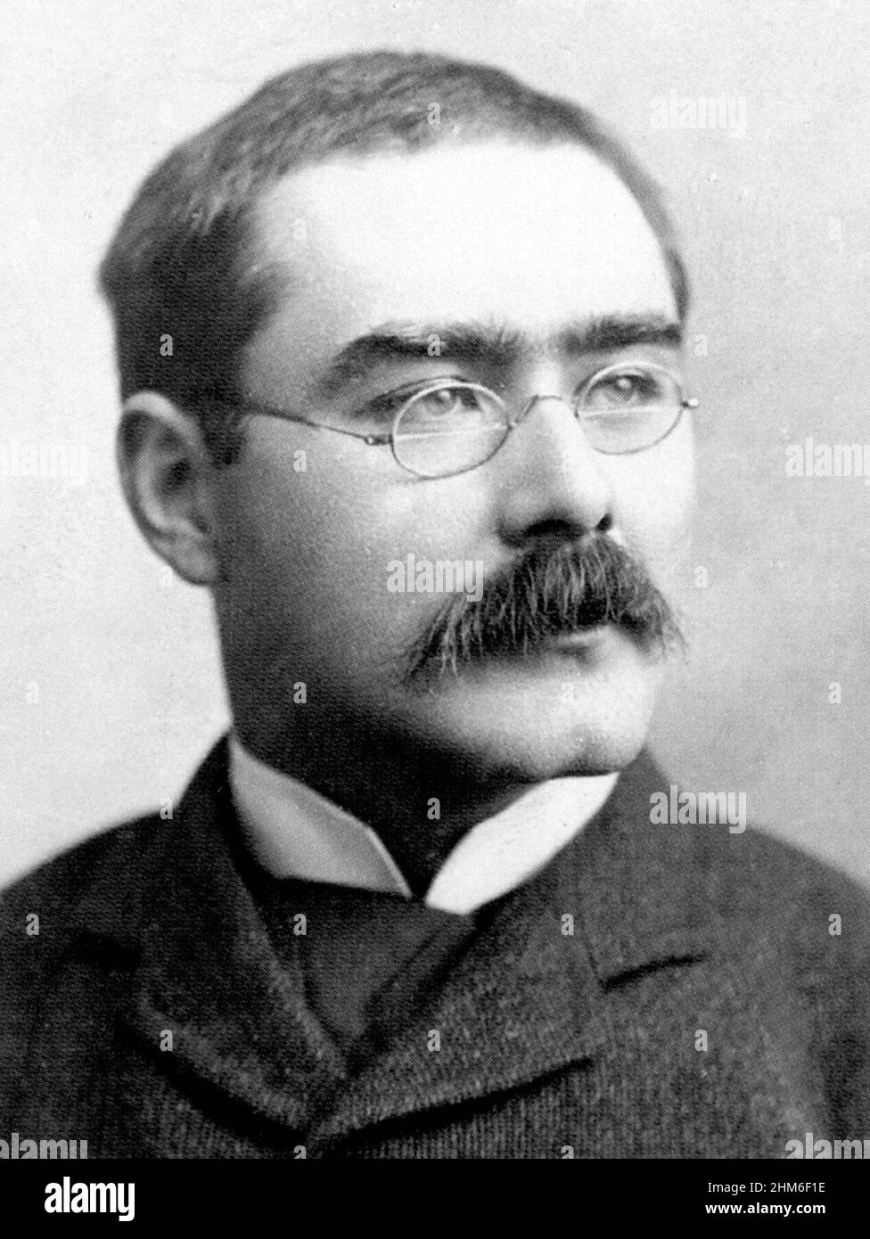 Ritratto dello scrittore e poeta inglese Rudyard Kipling dal 1895, quando aveva 30 anni. Foto Stock