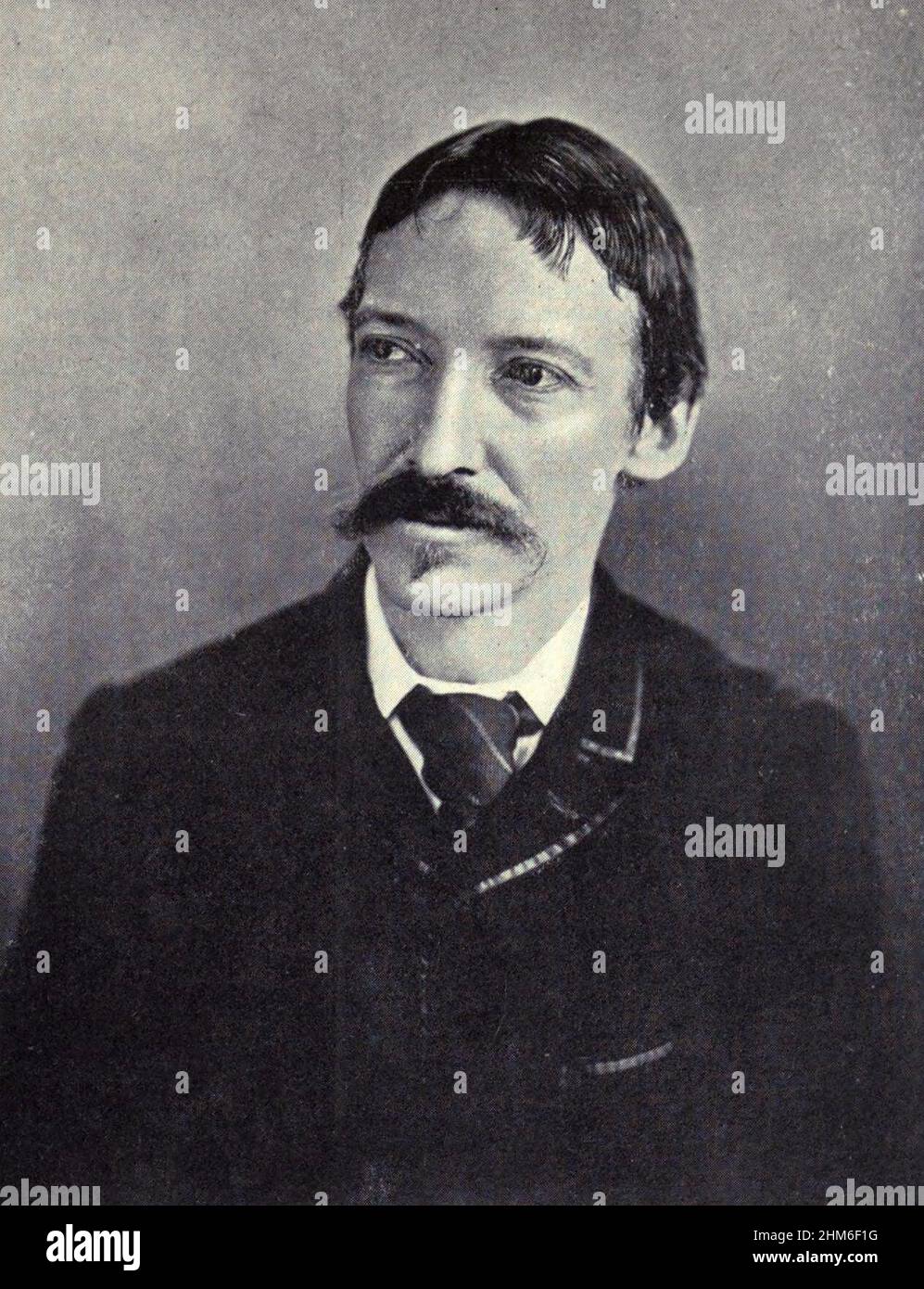 Ritratto dello scrittore scozzese Robert Louis Stevenson, autore di Treasure Island e della freccia Nera, del 1893. Ha 43 anni. Foto Stock