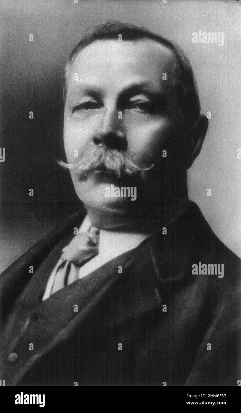 Ritratto dello scrittore scozzese Sir Arthur Conan Doyle, autore delle storie di Sherlock Holmes, dal 1914 quando aveva 55 anni. Foto Stock