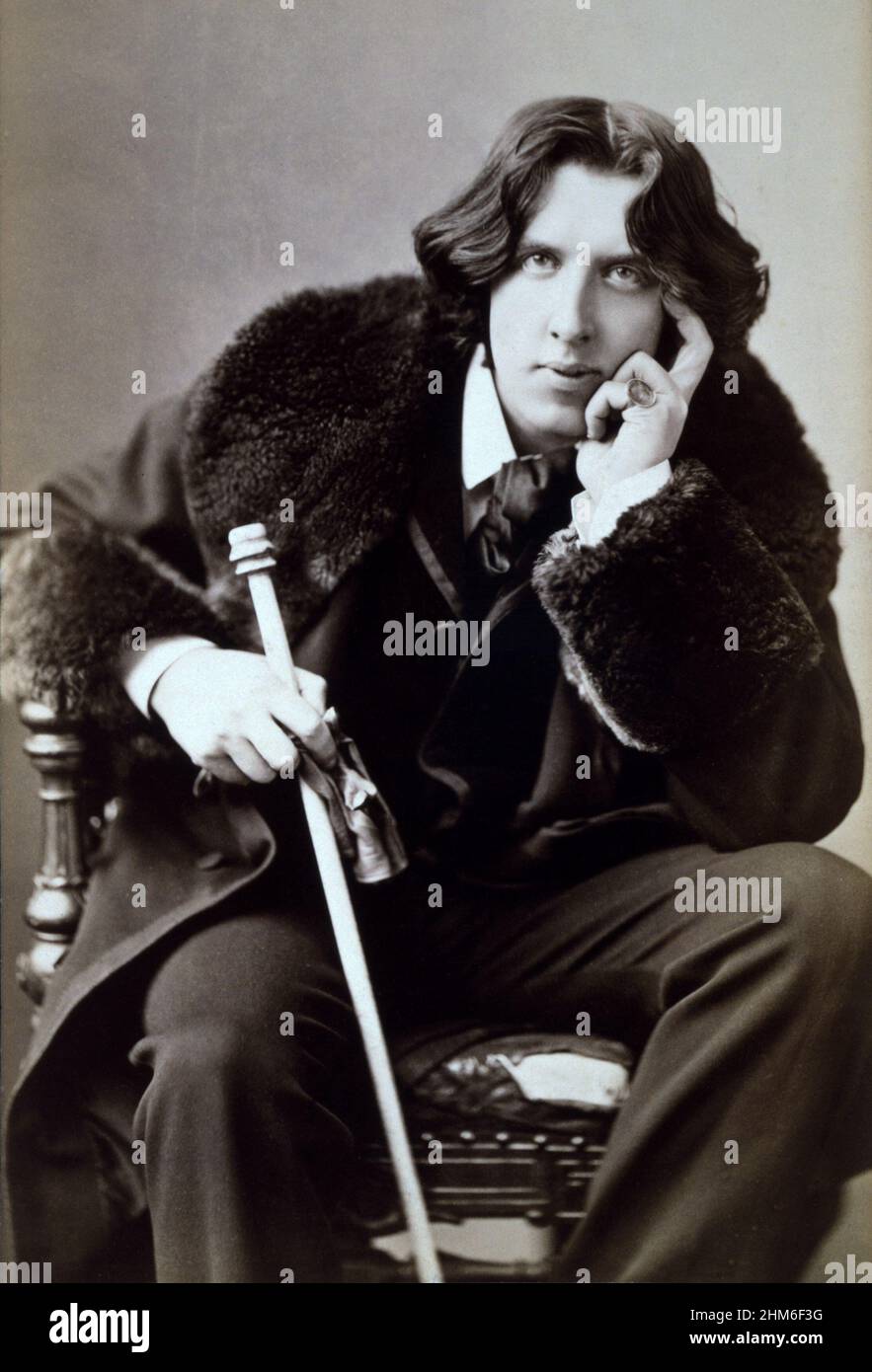 Un ritratto della scrittura irlandese, poeta e drammaturgo Oscar Wilde dal 1882 quando aveva 28 anni Foto Stock