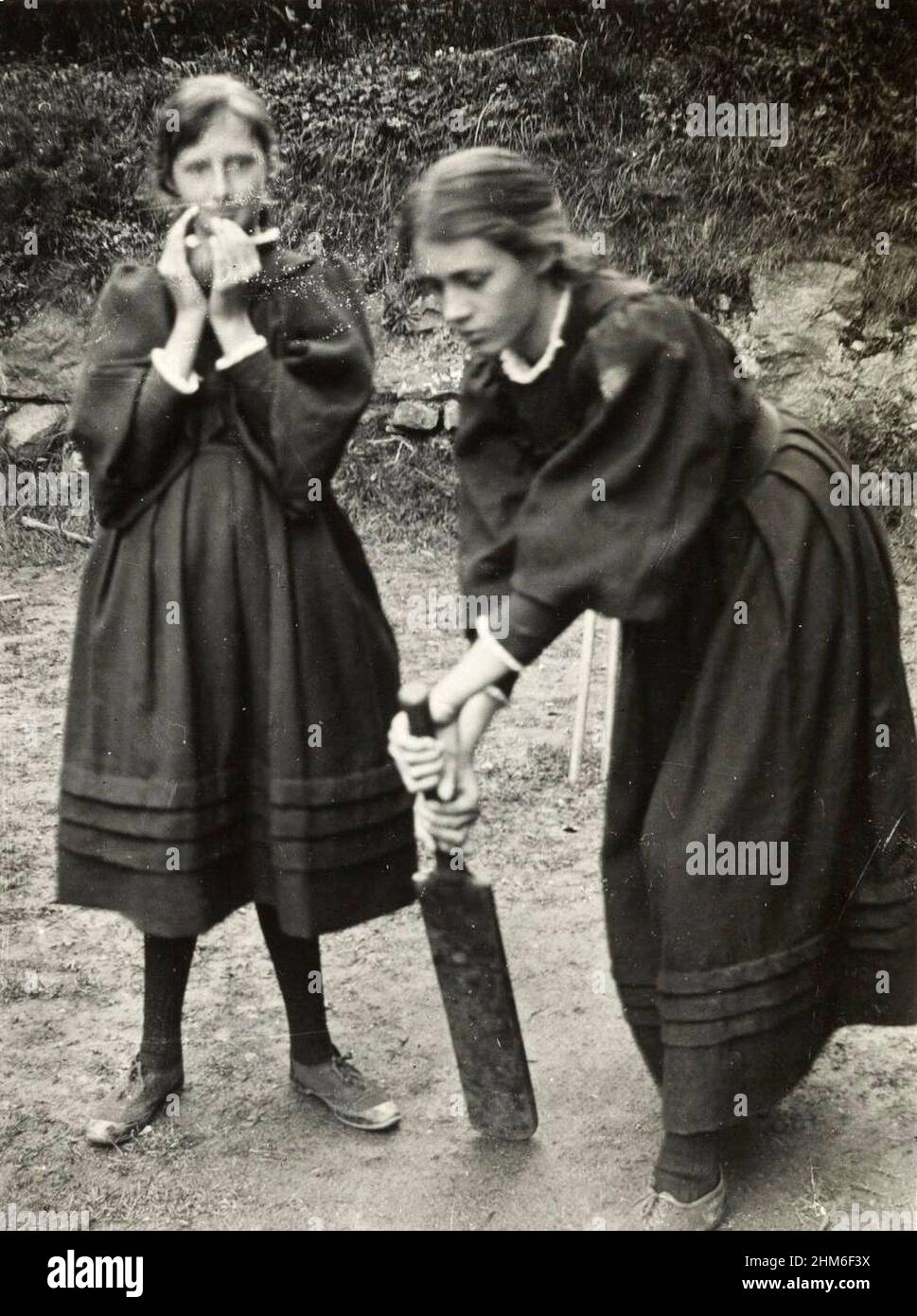 Una foto dello scrittore inglese Virginia Woolf che gioca a cricket come un bambino di 12 anni Foto Stock