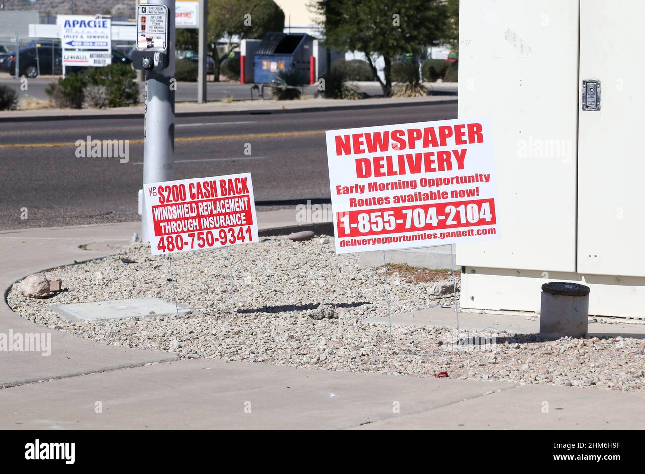Apache Junction, Stati Uniti. 06th Feb 2022. Un segno che fa pubblicità alle aperture di lavoro per le consegne del giornale è esposto ad un incrocio sulla strada principale in Apache Junction, Arizona USA il 6 febbraio 2022. Attualmente, la maggior parte dei settori economici presenta una carenza di manodopera, e i datori di lavoro si stanno scomposizione per trovare lavoratori. La carenza di manodopera è ora il segno distintivo della ripresa dell'economia pandemica. (Foto di Alexandra Buxbaum/Sipa USA) Credit: Sipa USA/Alamy Live News Foto Stock