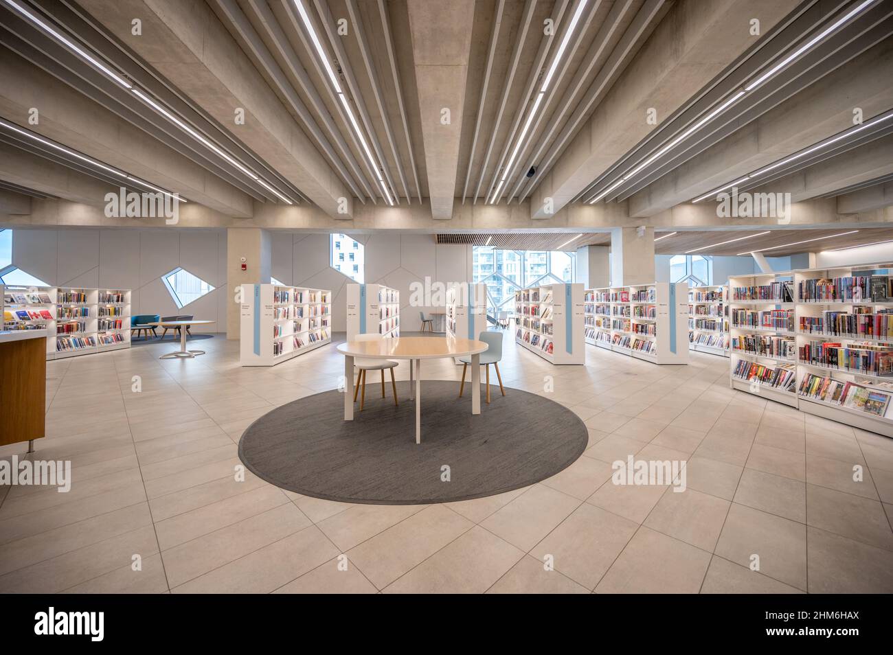 Calgary, Alberta - 6 febbraio 2022: Interno del ramo centrale di Calgary della Biblioteca pubblica di Calgary. La biblioteca è stata aperta nel novembre 2018 ed è stata d Foto Stock