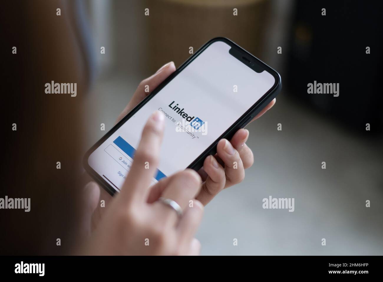 CHIANG mai, THAILANDIA - 03 FEBBRAIO 2022: Donna che tiene il telefono con l'applicazione LinkedIn sullo schermo. LinkedIn è un social network orientato alle aziende. Foto Stock