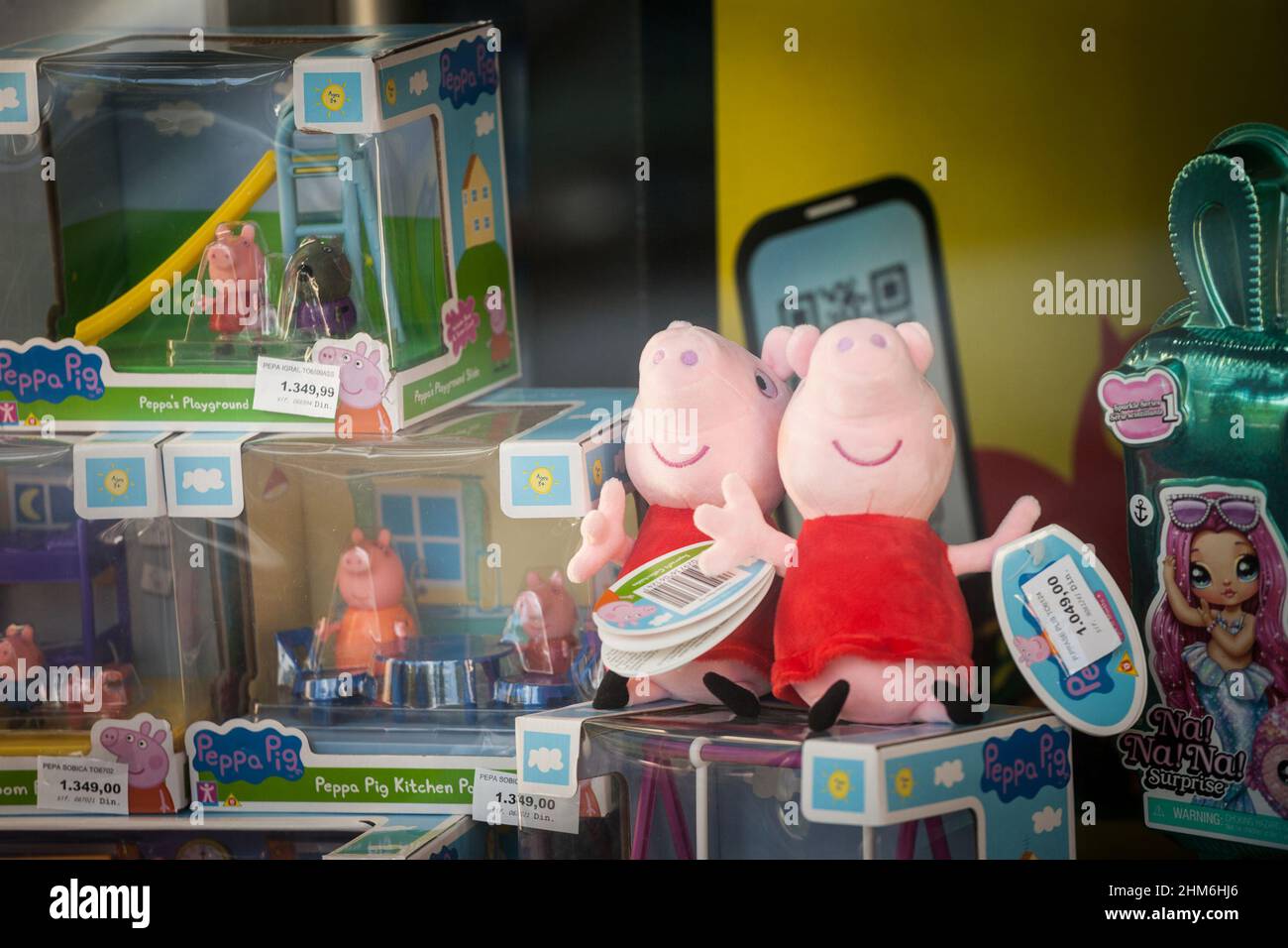 Foto di un peluche di maiale peppa, imbottito, venduto in un negozio di Belgrado, Serbia. Peppa Pig è una serie televisiva animata britannica di AS Foto Stock