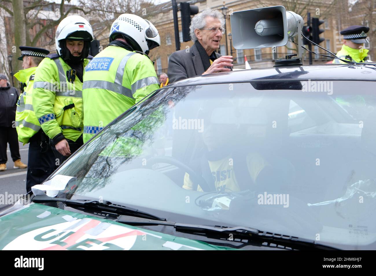 La polizia controlla l'auto di Piers Corbyn mentre lui e altri manifestanti attendono l'arrivo del convoglio britannico Freedom contro le restrizioni del Covid 19. Foto Stock