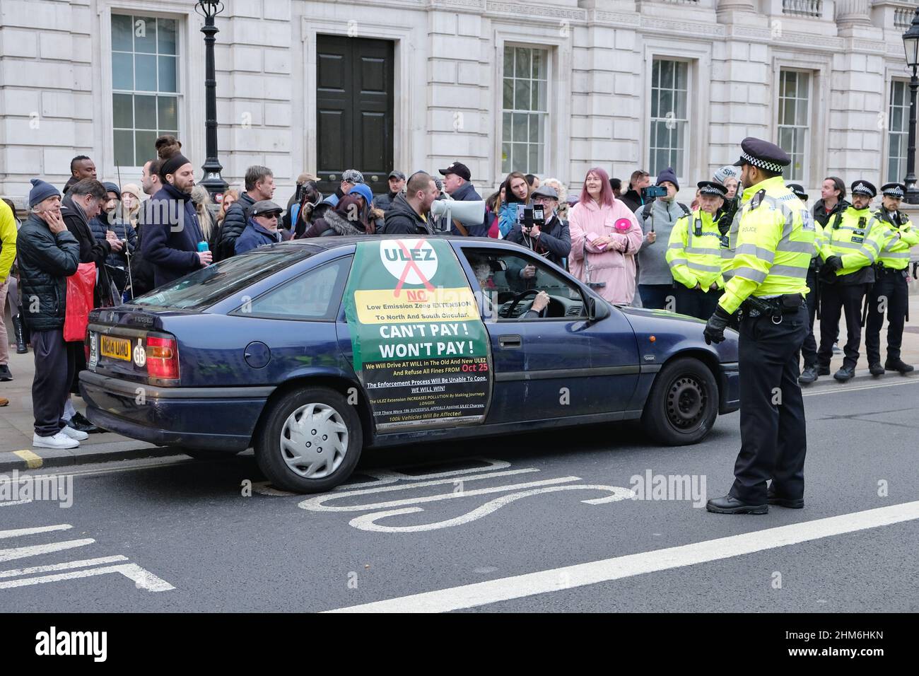 La polizia controlla l'auto di Piers Corbyn mentre lui e altri manifestanti attendono l'arrivo del convoglio britannico Freedom contro le restrizioni del Covid 19. Foto Stock